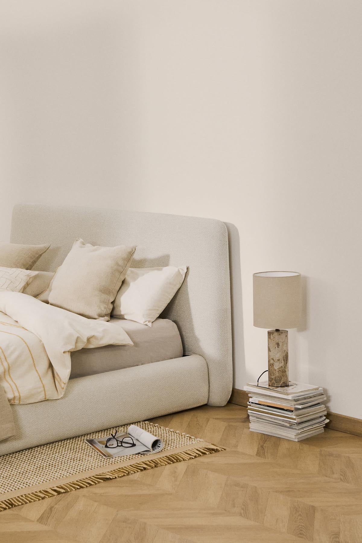 Verleihen Sie Ihrem Schlafzimmer mit dem eleganten Betrahmenbezug Martina aus hochwertigem ecrufarbenem Chenille einen stilvollen Akzent. Ideal für Matratzengröße 160 x 200 cm.