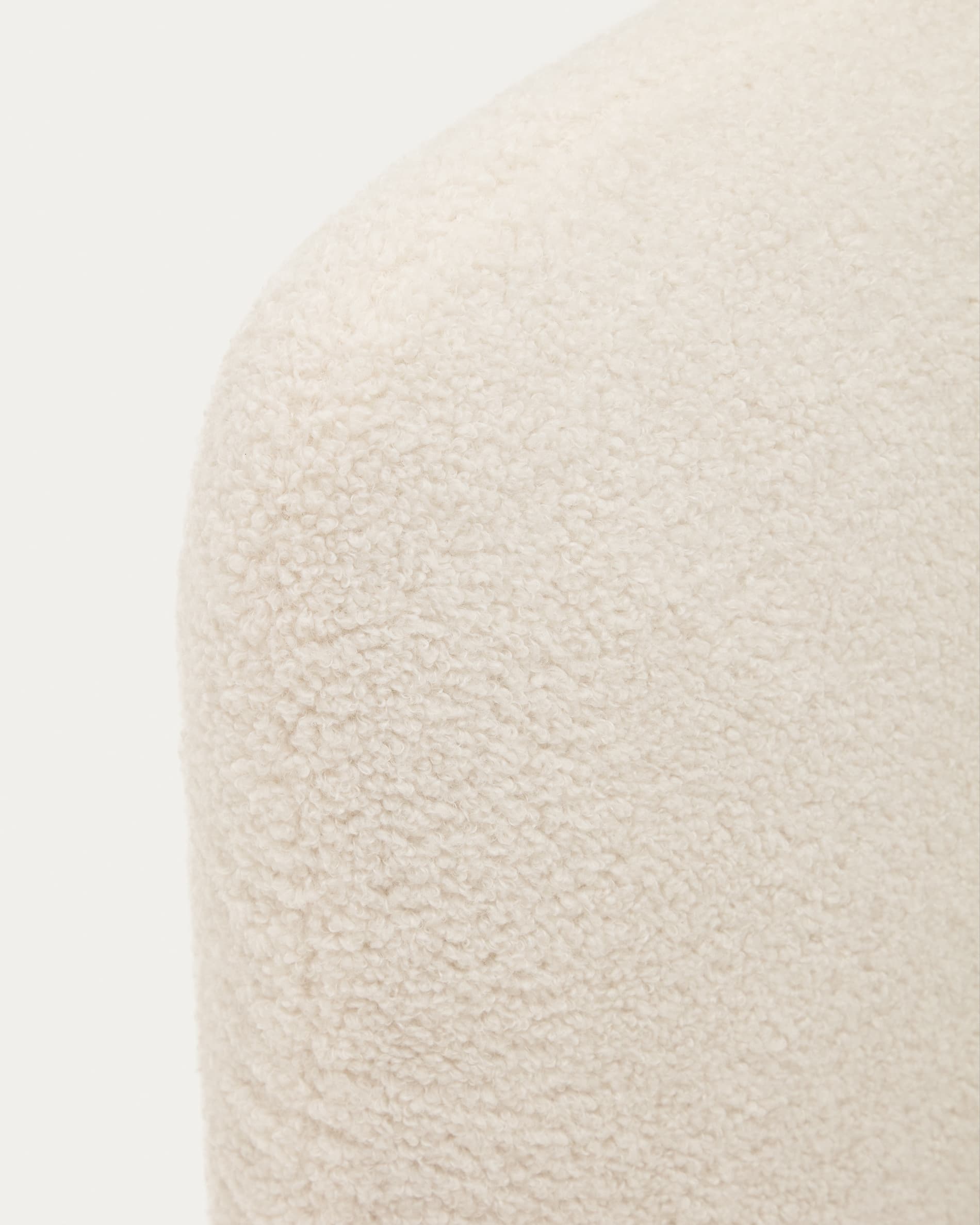 Luxuriöser Bouclé-Bezug in sanftem Ecru für das Martina Bett, ideal für Matratzen 180 x 200 cm. Perfekte Kombination aus Stil und Funktionalität.