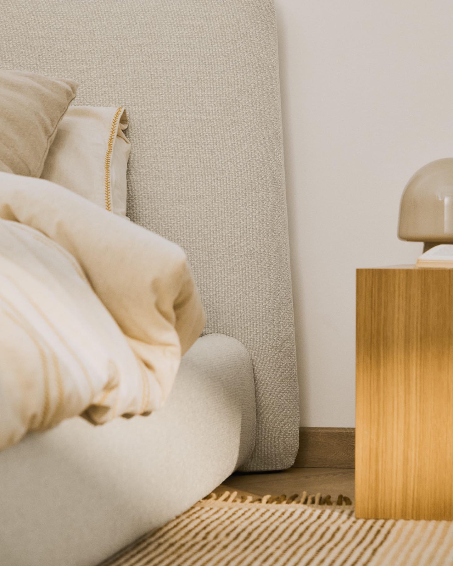 Entdecken Sie den eleganten Betrahmenbezug Martina aus hochwertigem ecrufarbenem Chenille, ideal für Matratzengröße 90 x 200 cm. Perfekt für stilvolle Schlafzimmer!