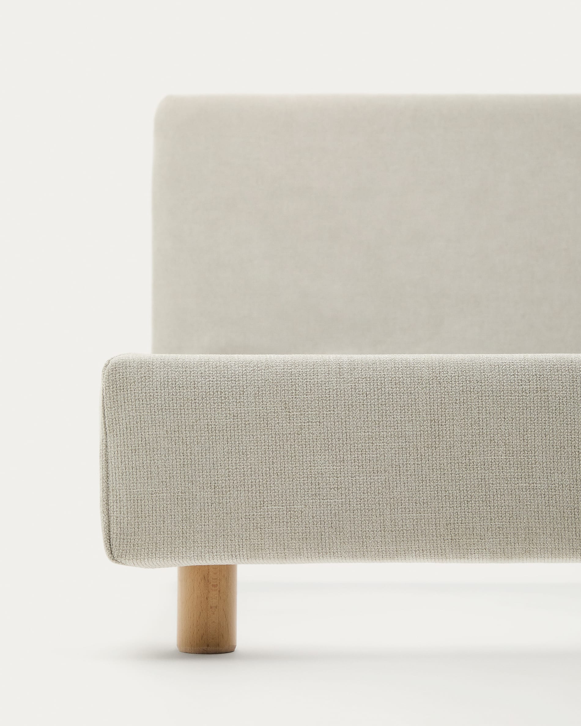 Entdecken Sie das elegante Valma Bett mit abziehbarem Bezug aus perlfarbener Chenille und stabilen Buchenholzbeinen – ideal für Ihr modernes Schlafzimmer.