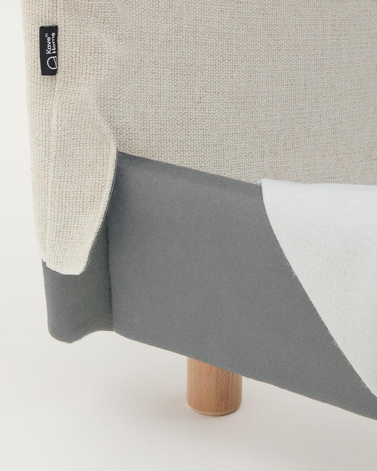 Entdecken Sie das elegante Valma Bett mit abziehbarem Bezug aus perlfarbener Chenille und stabilen Buchenholzbeinen – ideal für modernes Wohnen.