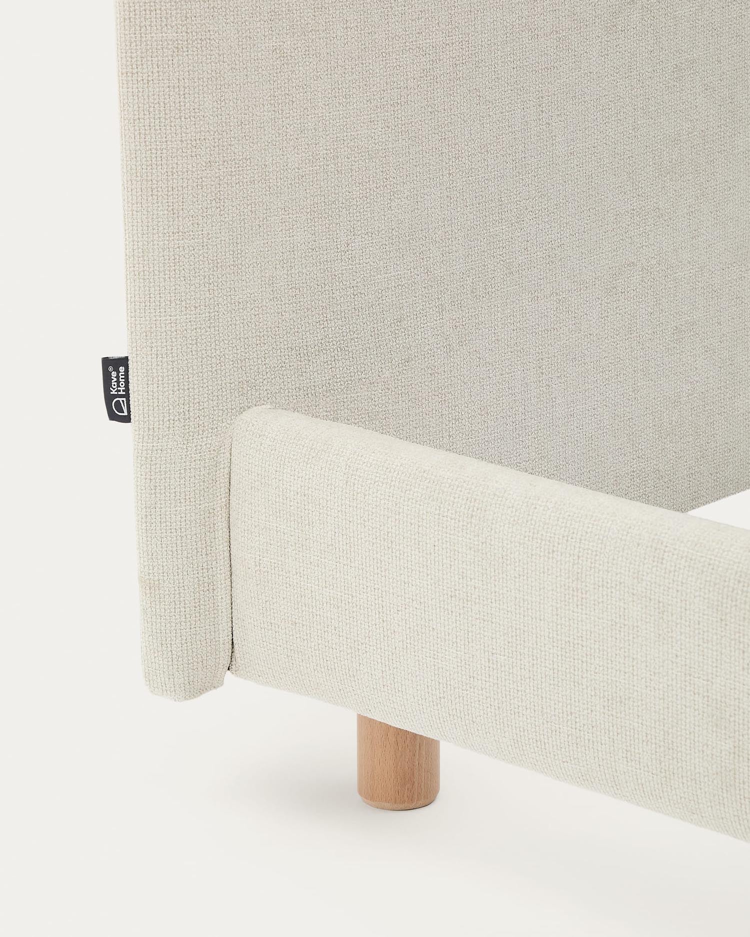 Elegantes Valma Bett aus perlfarbener Chenille mit abziehbarem Bezug und stabilen Buchenholzbeinen. Perfekt für erholsamen Schlaf und stilvolle Schlafzimmergestaltung.