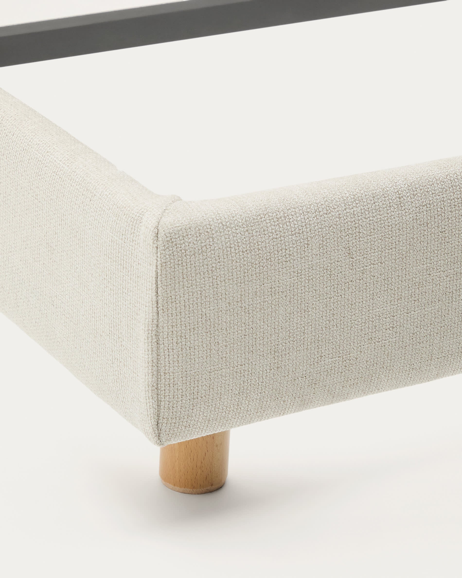 Stilvolles Bett Valma in perlfarbener Chenille mit abnehmbarem Bezug und robusten Buchenholzbeinen. Ideal für Komfort und Pflegeleichtigkeit.