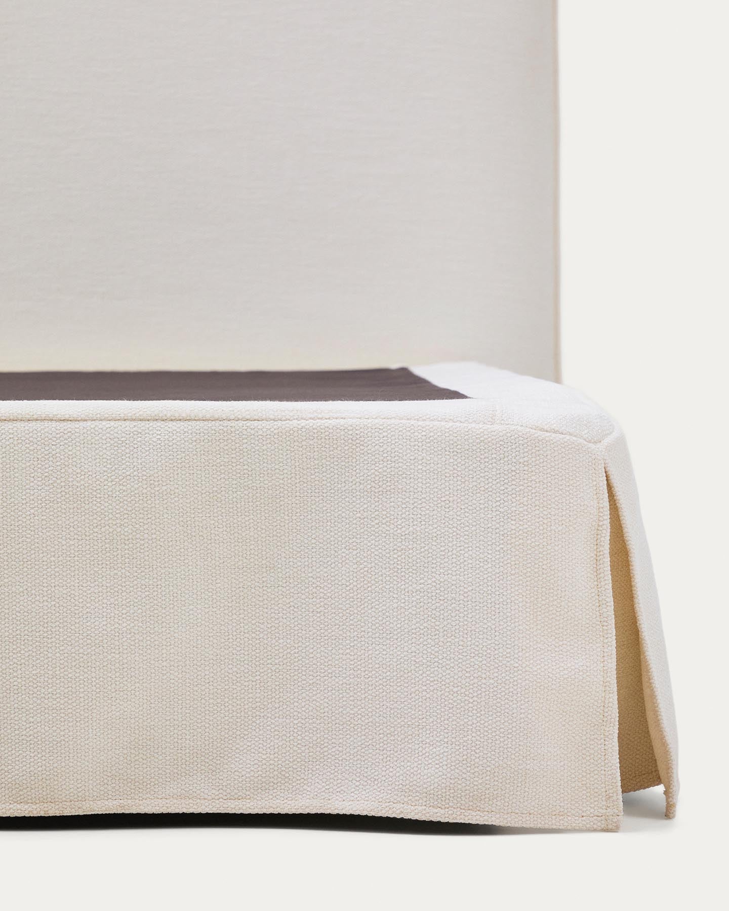 Abziehbares Bett Jaira in weißer Chenille für Matratzengröße 150 x 190 cm, FSC Mix Credit in präsentiert im Onlineshop von KAQTU Design AG. Bett ist von Kave Home