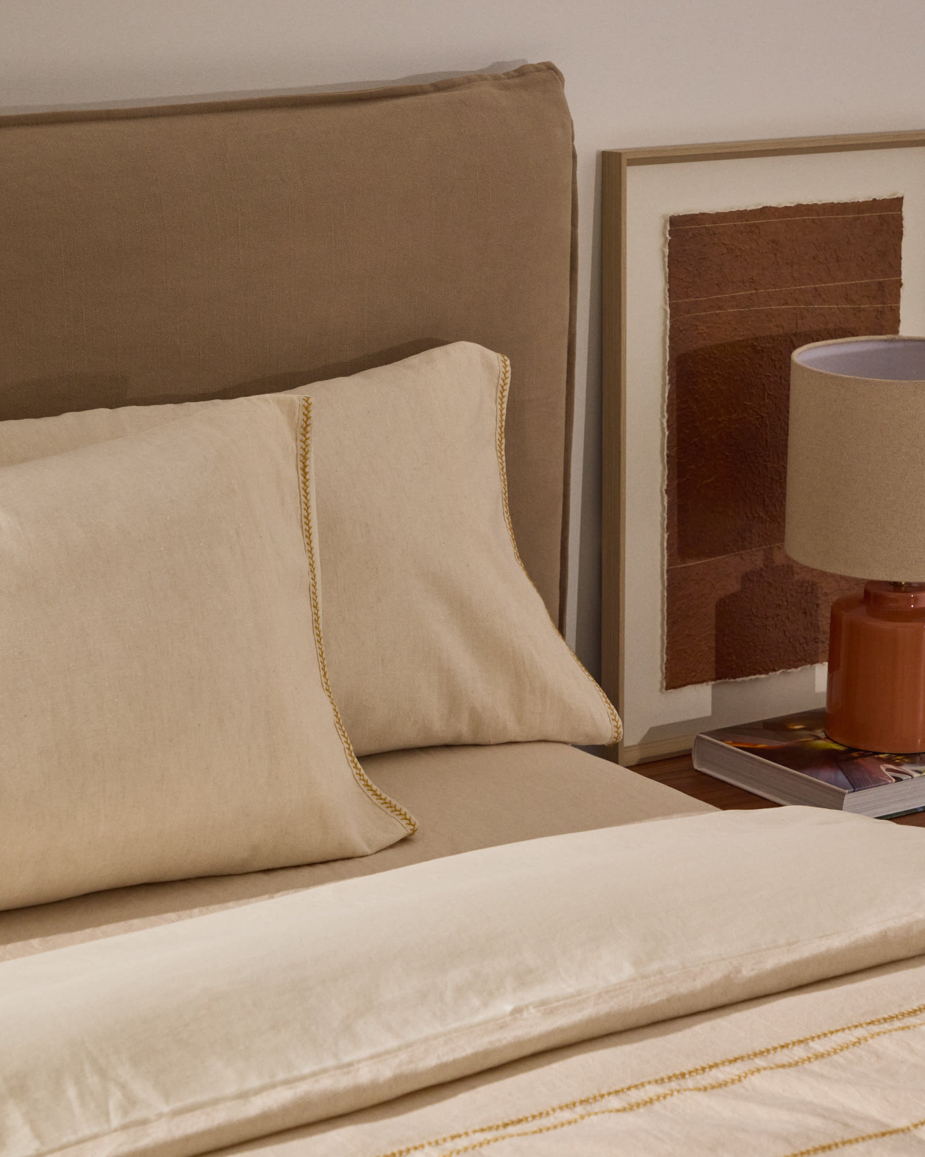 Elegantes Bett Jaira mit taupefarbenem Leinen-Baumwollbezug, abnehmbar, passend für 160x200 cm Matratzen, von Kave Home.