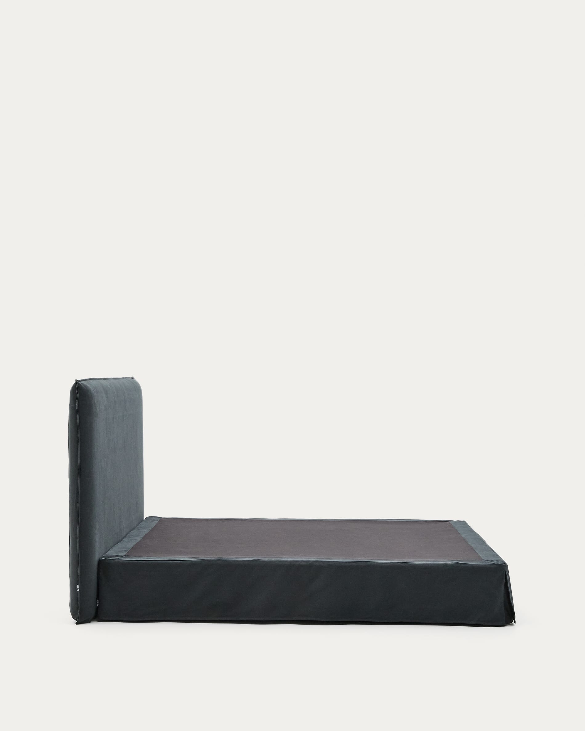 Elegantes Bett Jaira in Anthrazitgrau, Leinen-Baumwoll-Bezug abnehmbar, passend für 180x200 cm Matratzen, von Kave Home.