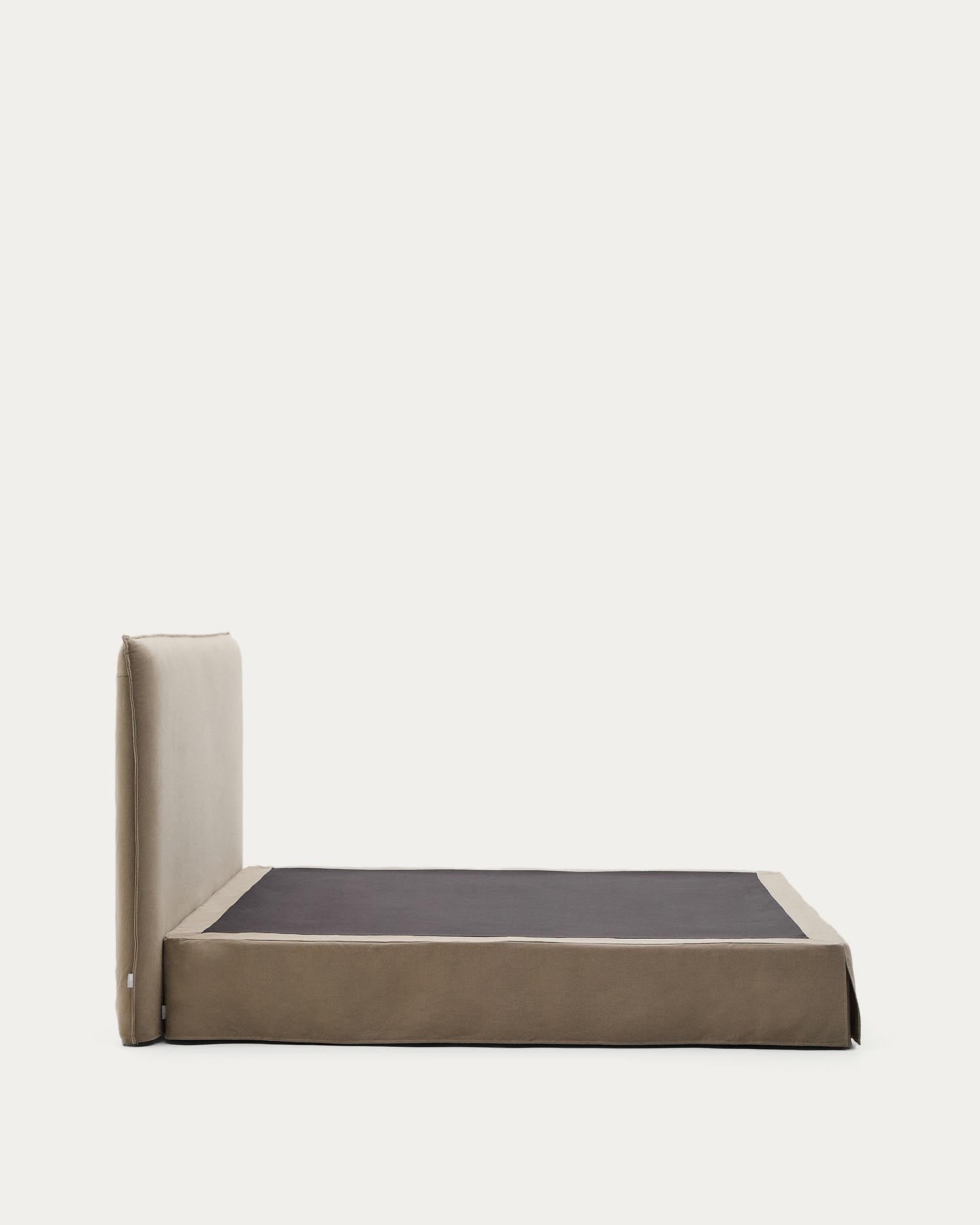 Entdecken Sie das elegante Bett Jaira in Taupe, gefertigt aus hochwertigem Leinen und Baumwolle. Ideal für 180 x 200 cm Matratzen, mit abnehmbarem Bezug für einfache Pflege.
