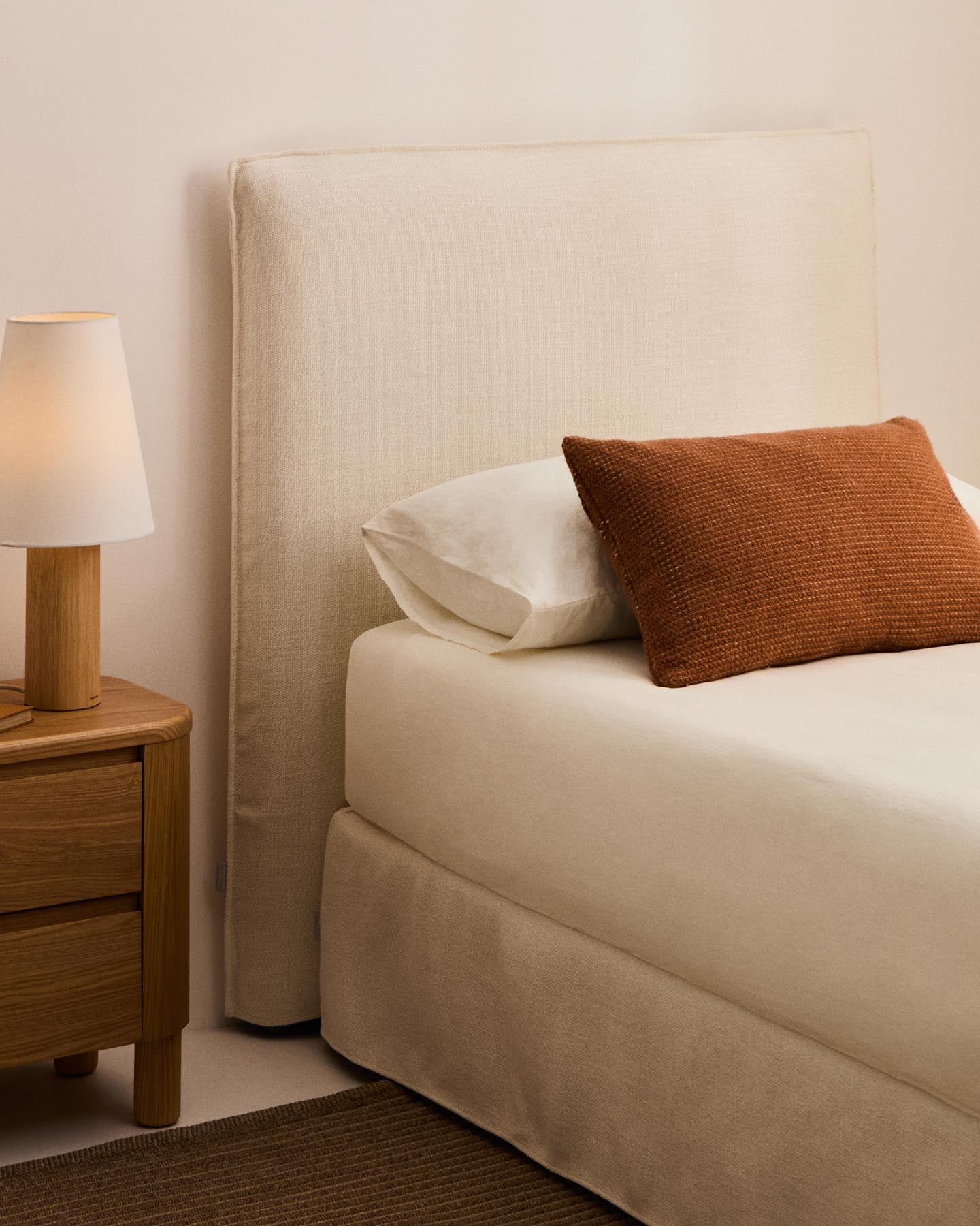 Abziehbares Bettkopfteil Jaira in weißer Chenille für Betten bis 90 cm, FSC Mix Credit in präsentiert im Onlineshop von KAQTU Design AG. Zubehör Bett ist von Kave Home