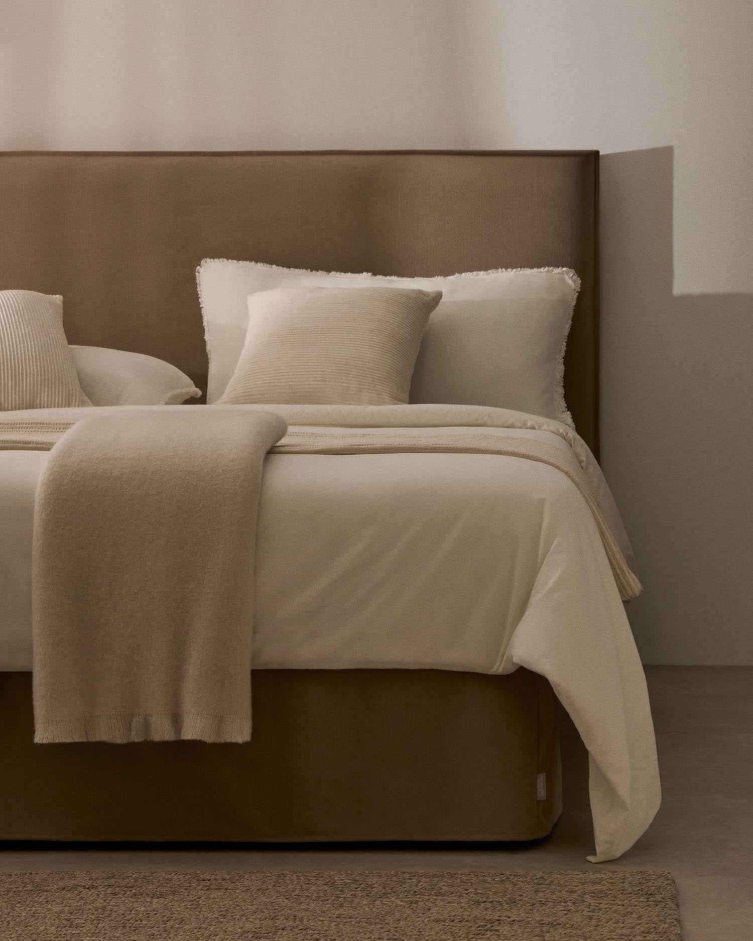 Verleihen Sie Ihrem Schlafzimmer mit dem Kopfteil Jaira in stilvollem Taupe aus Leinen und Baumwolle einen Hauch von Eleganz. Ideal für 150 cm Betten!