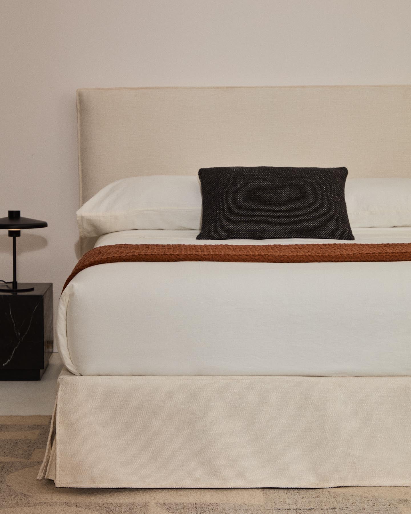 Abziehbares Bettkopfteil Jaira in weißer Chenille für Betten bis 150 cm, FSC Mix Credit in präsentiert im Onlineshop von KAQTU Design AG. Zubehör Bett ist von Kave Home