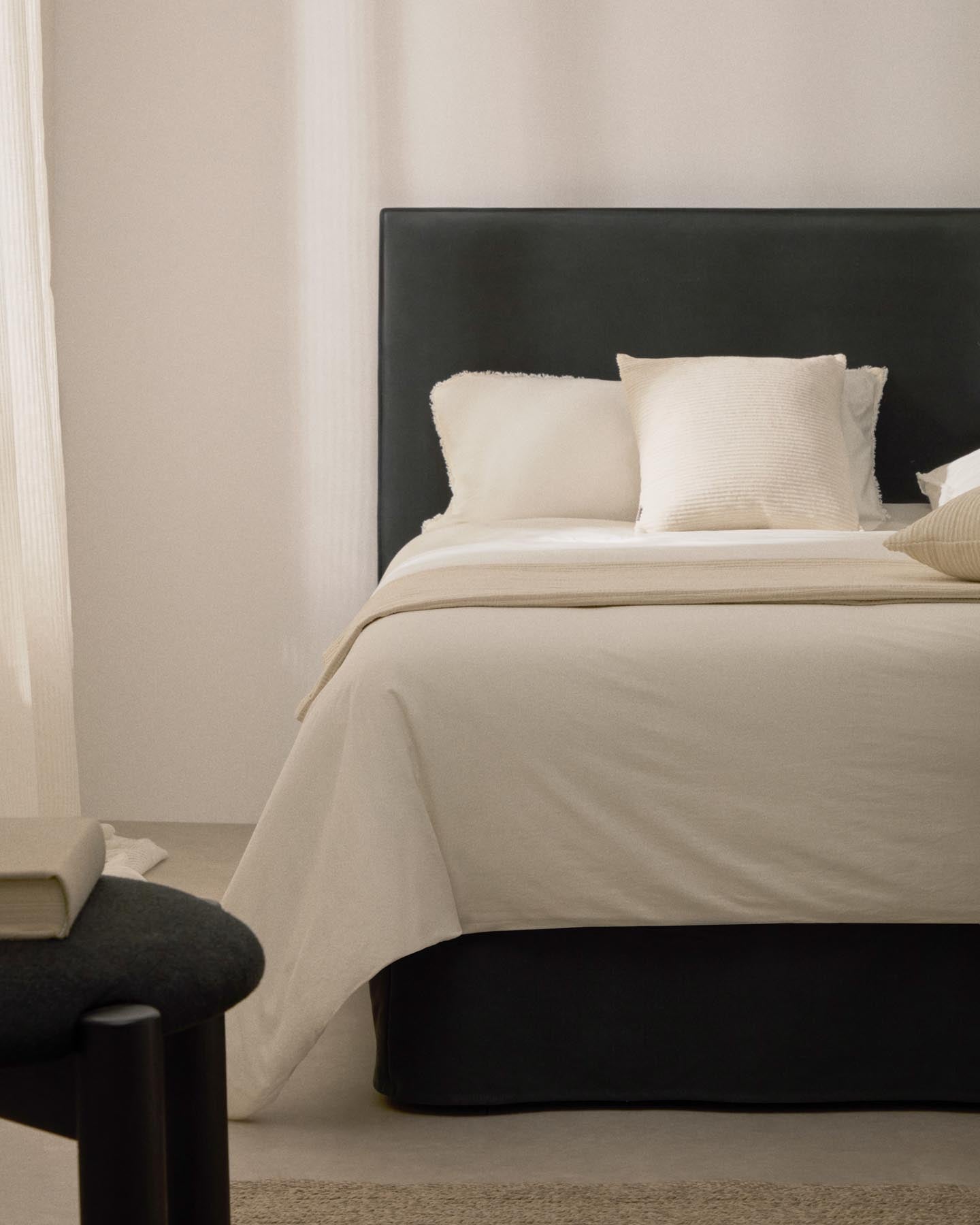 Kopfteil mit abnehmbarem Bezug Jaira aus Leinen und Baumwolle anthrazitgrau für ein Bett von 180 cm FSC Mix Credit in Anthrazit präsentiert im Onlineshop von KAQTU Design AG. Zubehör Bett ist von Kave Home