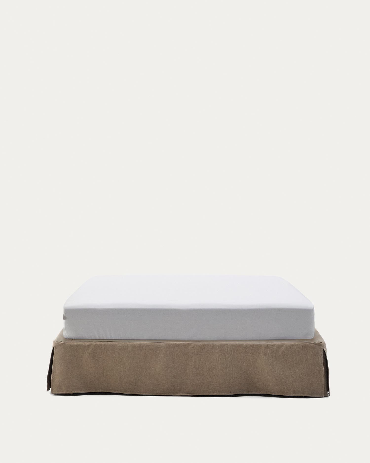 Bettgestell mit abnehmbarem Bezug Jaira aus Leinen und Baumwolle taupe für eine Matratze von 150 x 190 cm in Taupe präsentiert im Onlineshop von KAQTU Design AG. Bett ist von Kave Home