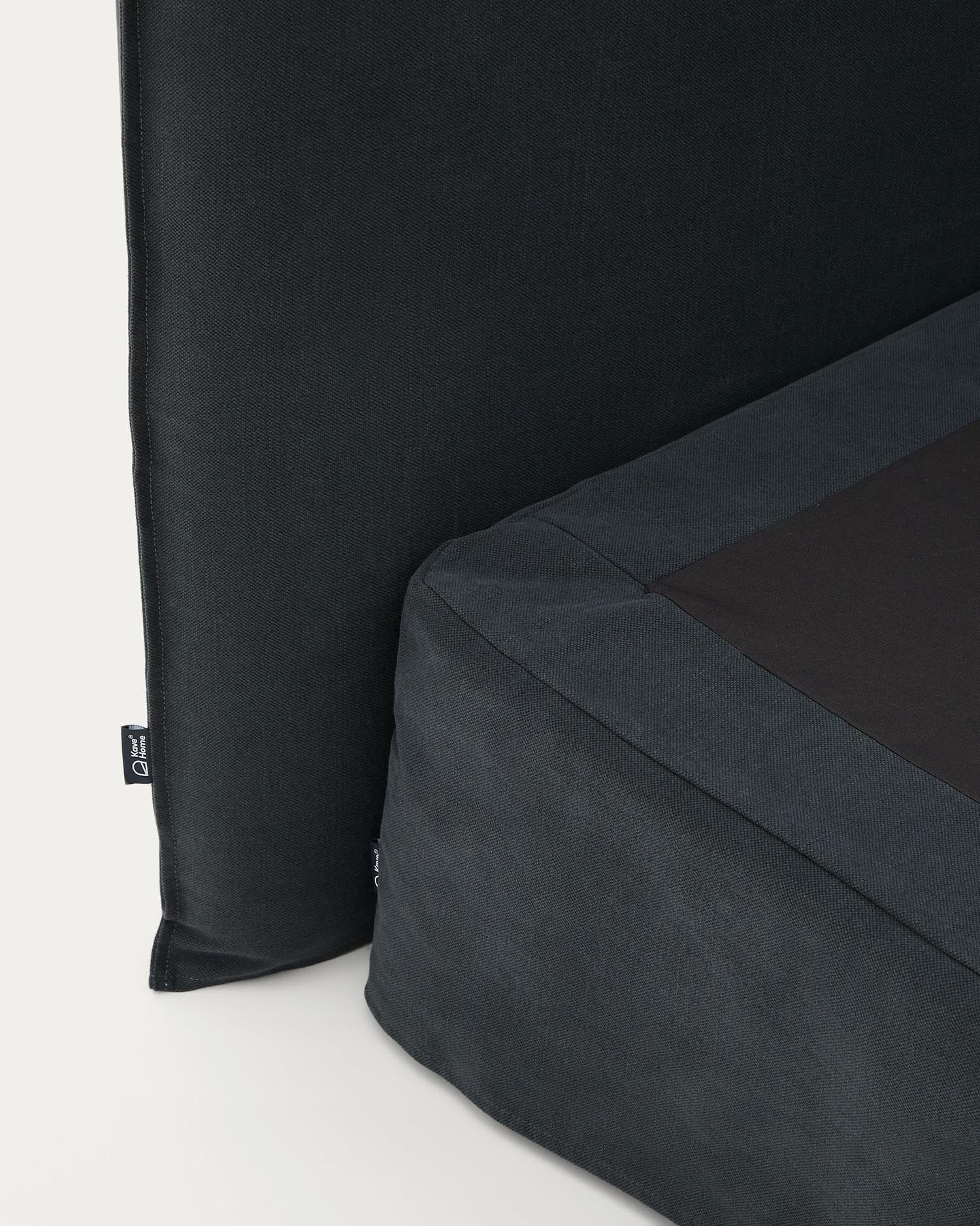 Eleganter Bezug für das Jaira-Bettgestell in modernem Anthrazitgrau, gefertigt aus hochwertigem Leinen und Baumwolle, perfekt für 150x190 cm Matratzen.