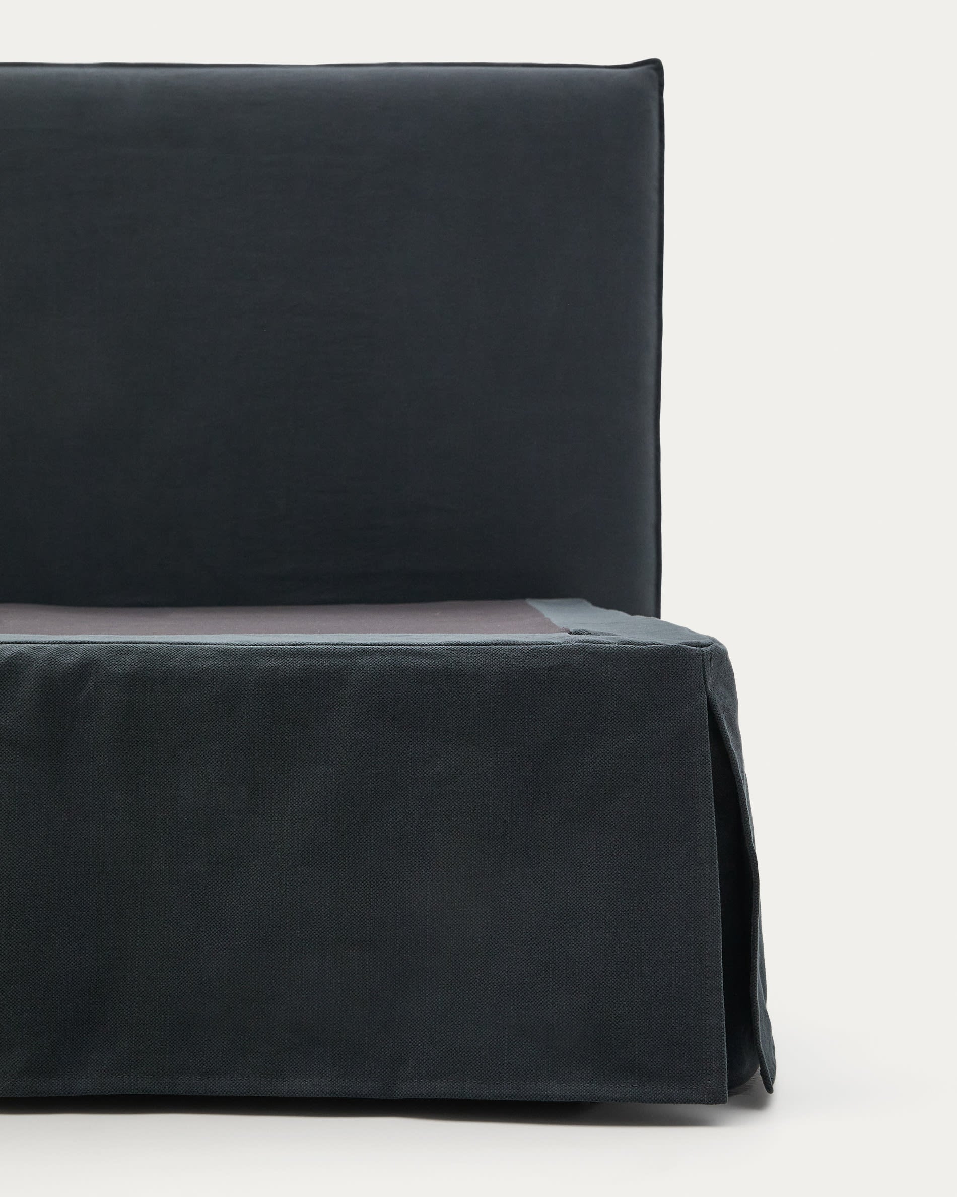 Stilvoller Bezug für das Jaira-Bettgestell in edlem Anthrazitgrau, aus atmungsaktivem Leinen und Baumwolle, ideal für 180x200 cm Matratzen.