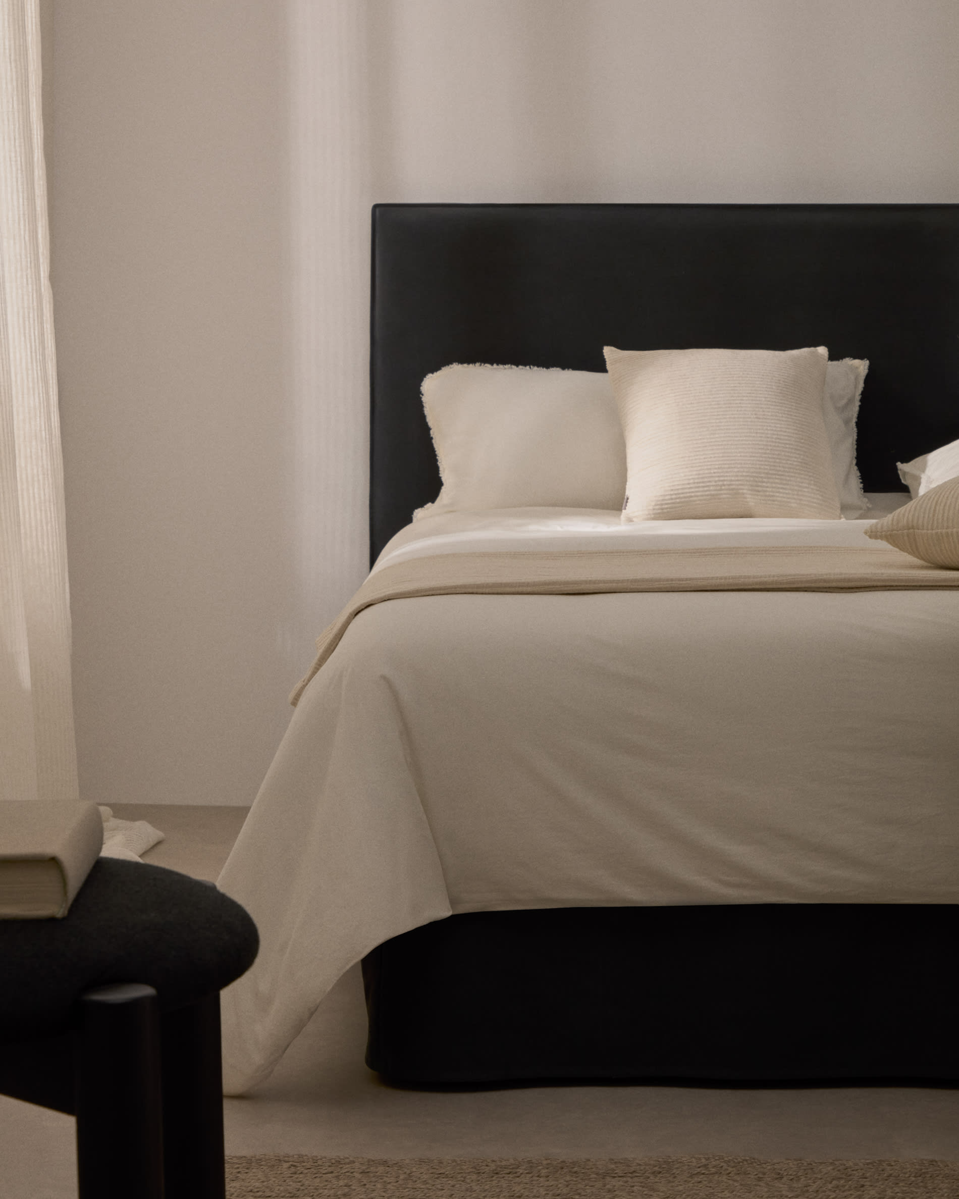 Eleganter anthrazitgrauer Bettgestellbezug aus Leinen und Baumwolle, passend für 90x200 cm Matratzen, von Kave Home.