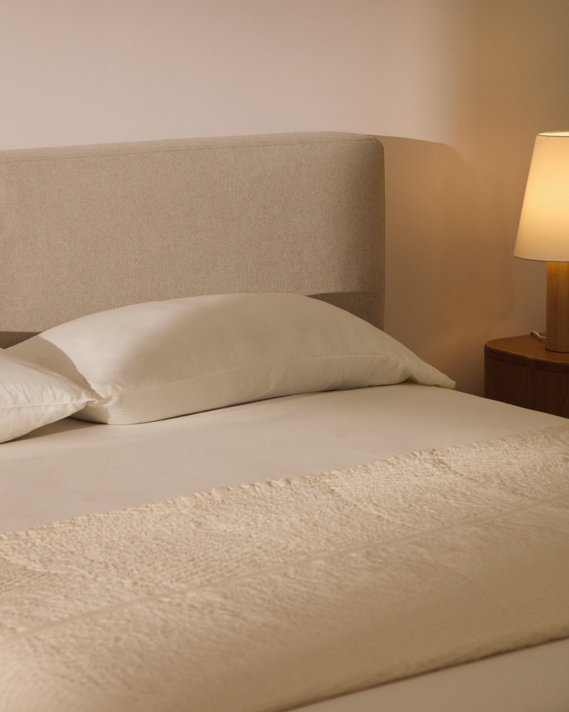 Abziehbares Kopfteil Blok in Ecru für Betten bis 160 cm in Ecru präsentiert im Onlineshop von KAQTU Design AG. Kopfteile ist von Kave Home