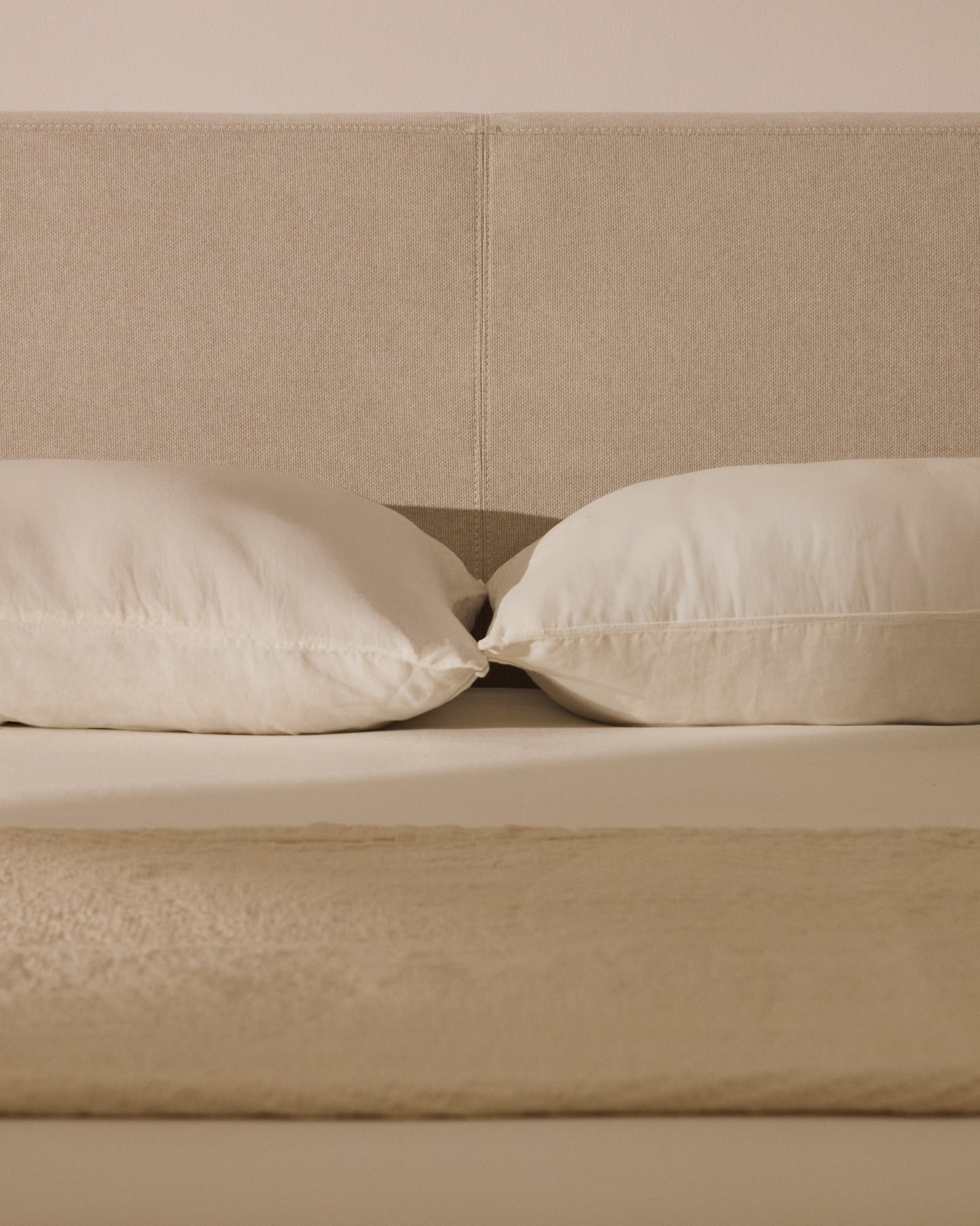 Abziehbares Kopfteil Blok in Ecru für Betten bis 160 cm in Ecru präsentiert im Onlineshop von KAQTU Design AG. Kopfteile ist von Kave Home