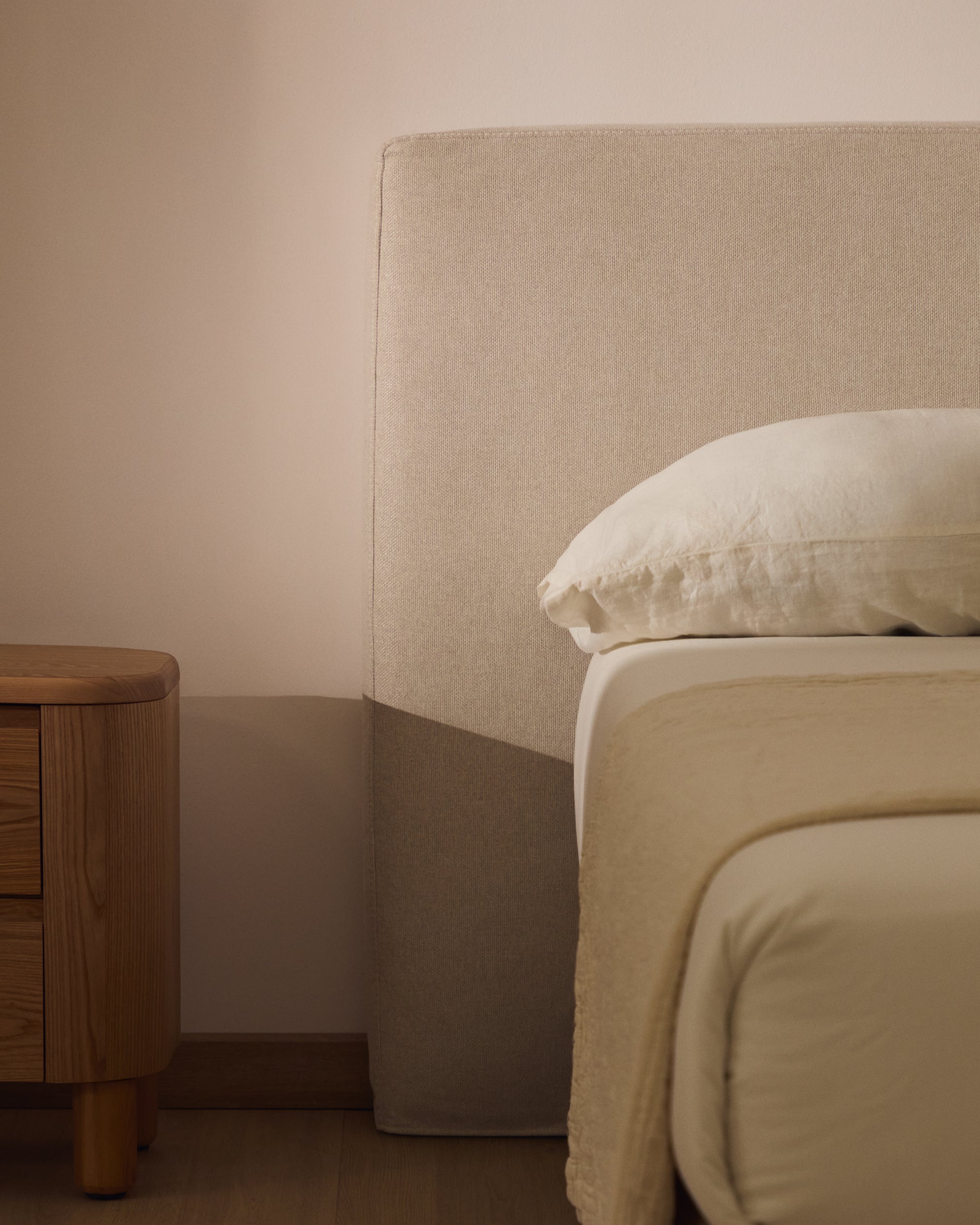 Abziehbares Kopfteil Blok in Ecru für Betten bis 180 cm in Ecru präsentiert im Onlineshop von KAQTU Design AG. Kopfteile ist von Kave Home