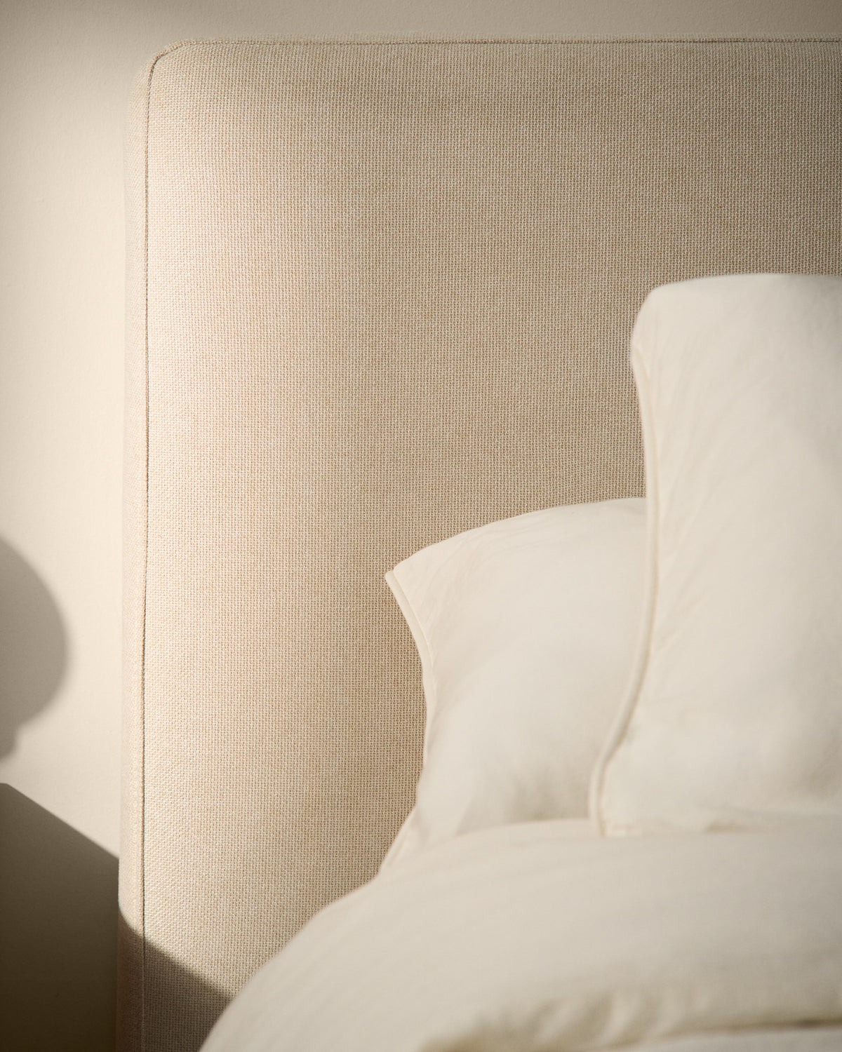 Bett Blok in Écru von Kave Home mit aufklappbarem Bettkasten, breiter Rahmen aus Holz und Stahl, für Matratzengrösse 90 x 200 cm