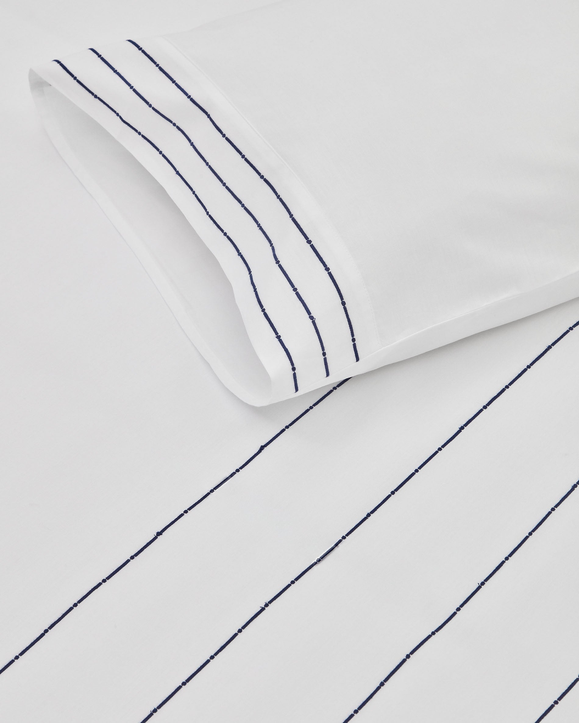 Cintia Set: Hochwertige Bettwäsche aus Baumwollperkal, 90x190 cm, mit zeitlosem Streifen-Design für erholsame Nächte und nachhaltigen Komfort.