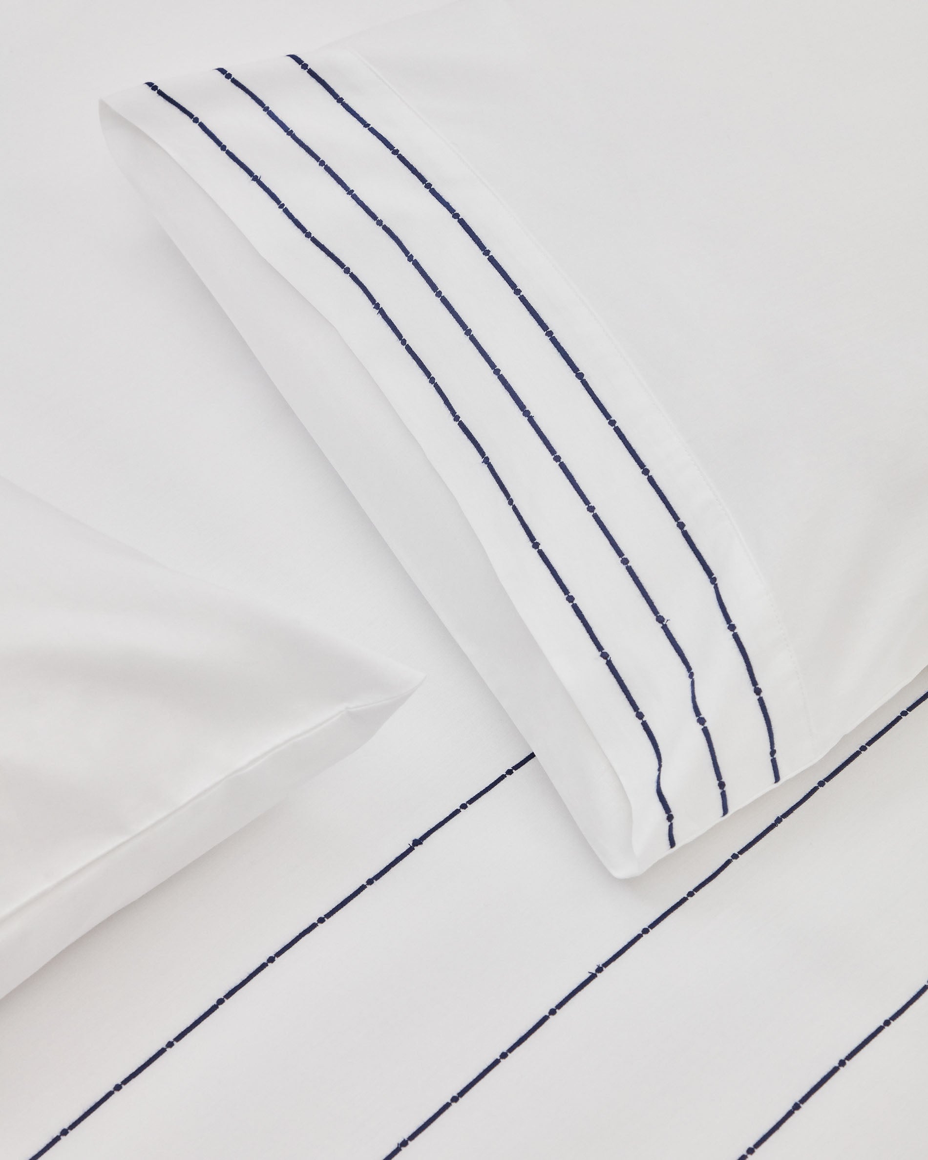 Hochwertiges Cintia Set aus atmungsaktivem Baumwollperkal, mit stilvollen gestickten Streifen, ideal für erholsamen Schlaf und elegantes Schlafzimmerdesign.