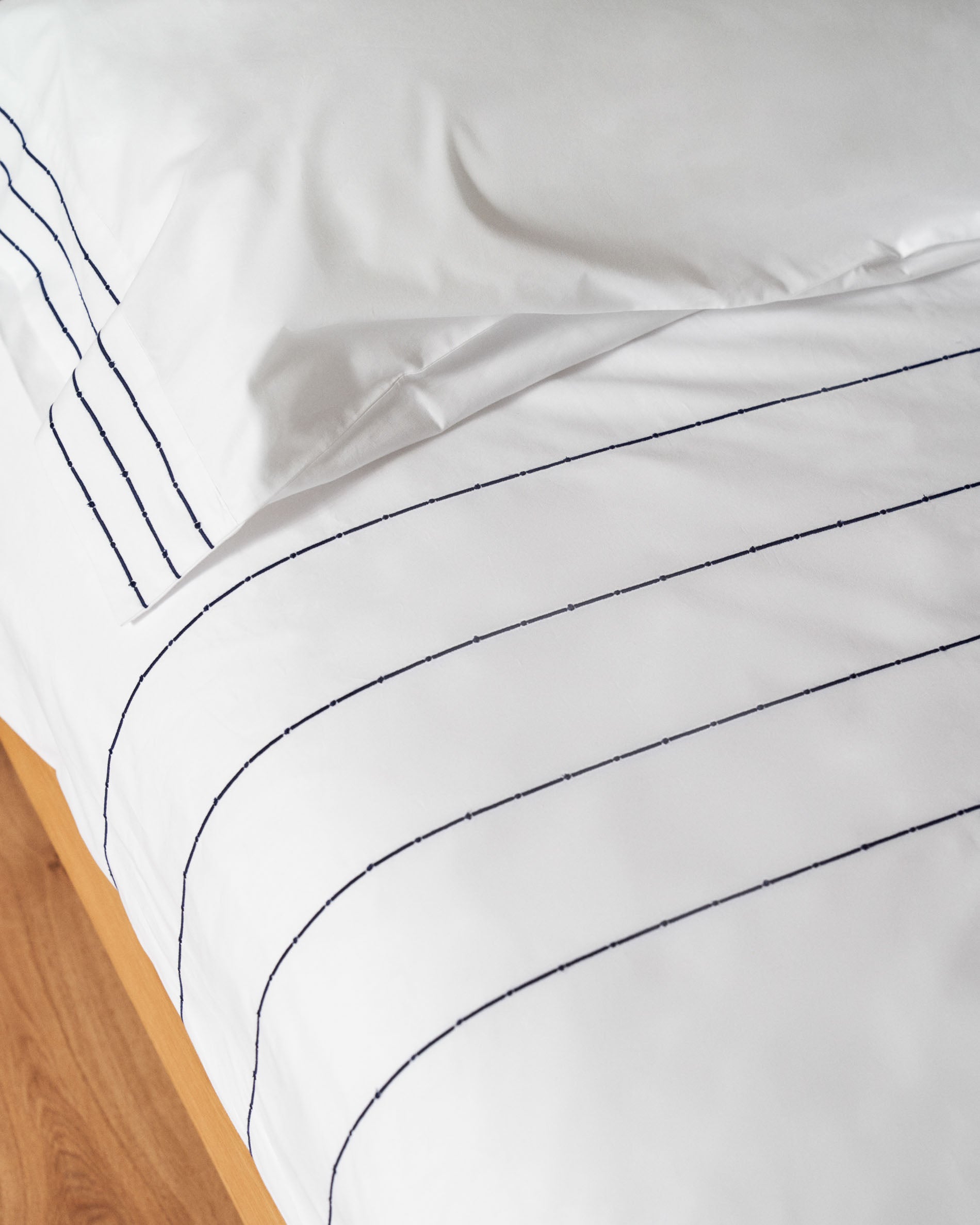 Cintia Set: Elegantes Bettwäsche-Set aus Baumwollperkal, 150x200 cm, mit feinen gestickten Streifen für zeitlosen Stil.