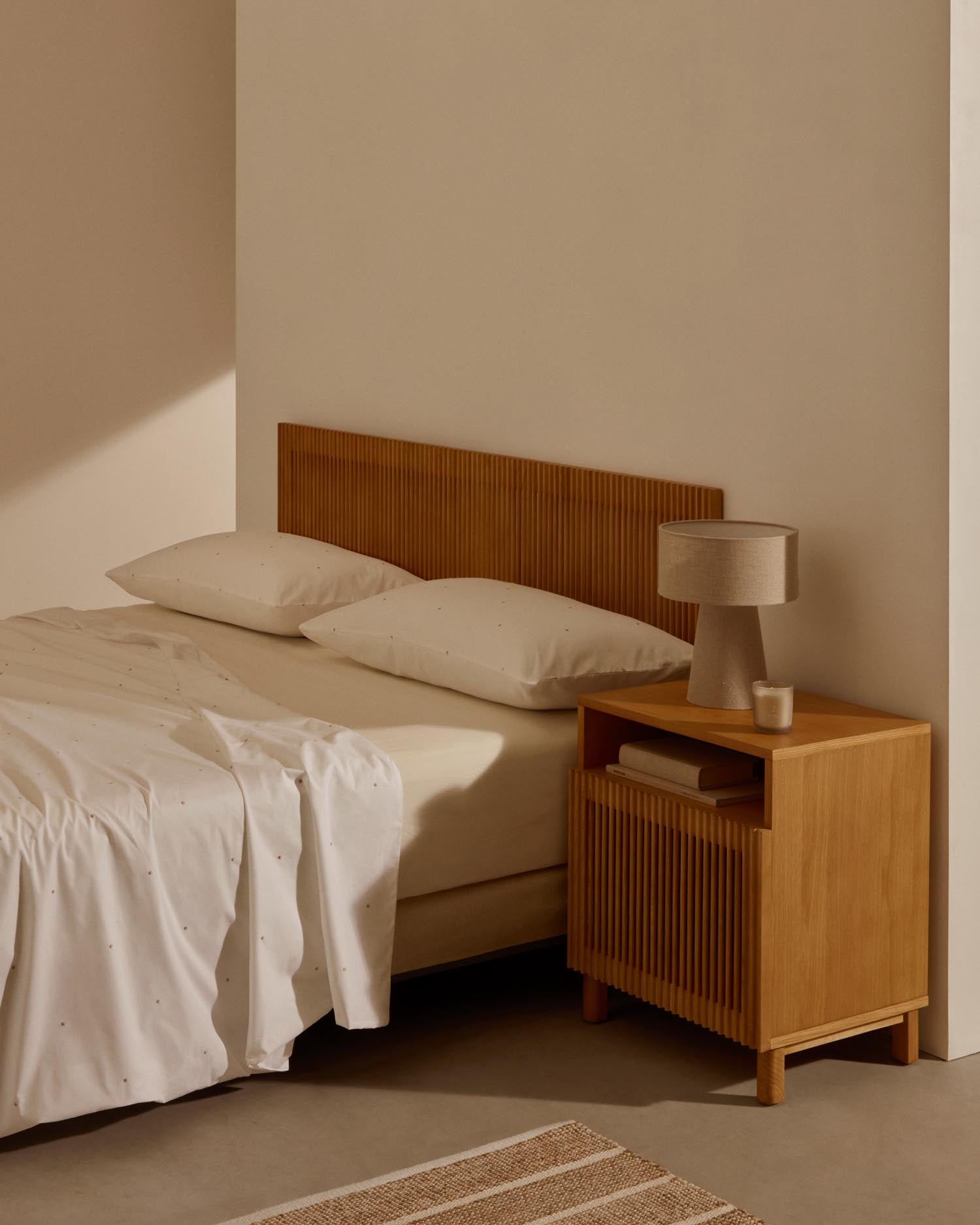 Elegantes Set aus Baumwollperkal mit Stickerei, passend für 90 cm Betten. Enthält Bezüge für Bettdecke und Kissen.