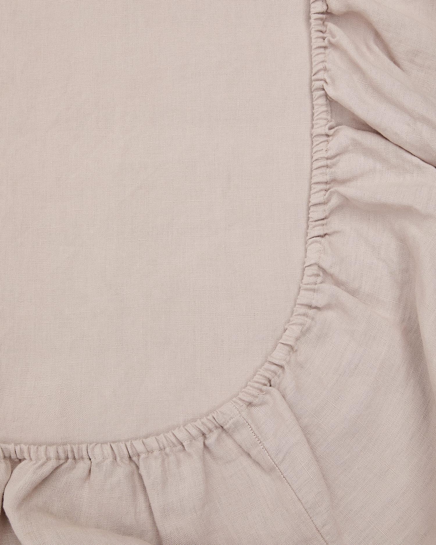 Erleben Sie das elegante Spannbettlaken Simmel in Grau von Kave Home, aus hochwertiger Baumwolle und Leinen, perfekt für 180 cm breite Betten.