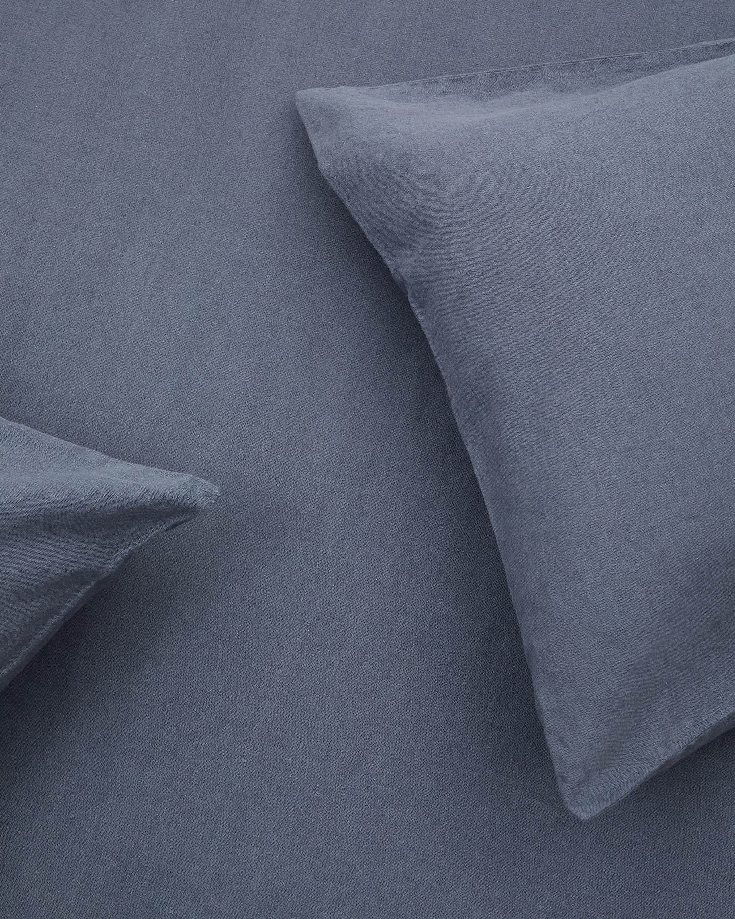 Elegantes Simmel Set aus atmungsaktiver Baumwolle und Leinen in beruhigendem Blau, ideal für 90 cm Betten. Perfekt für erholsame Nächte.