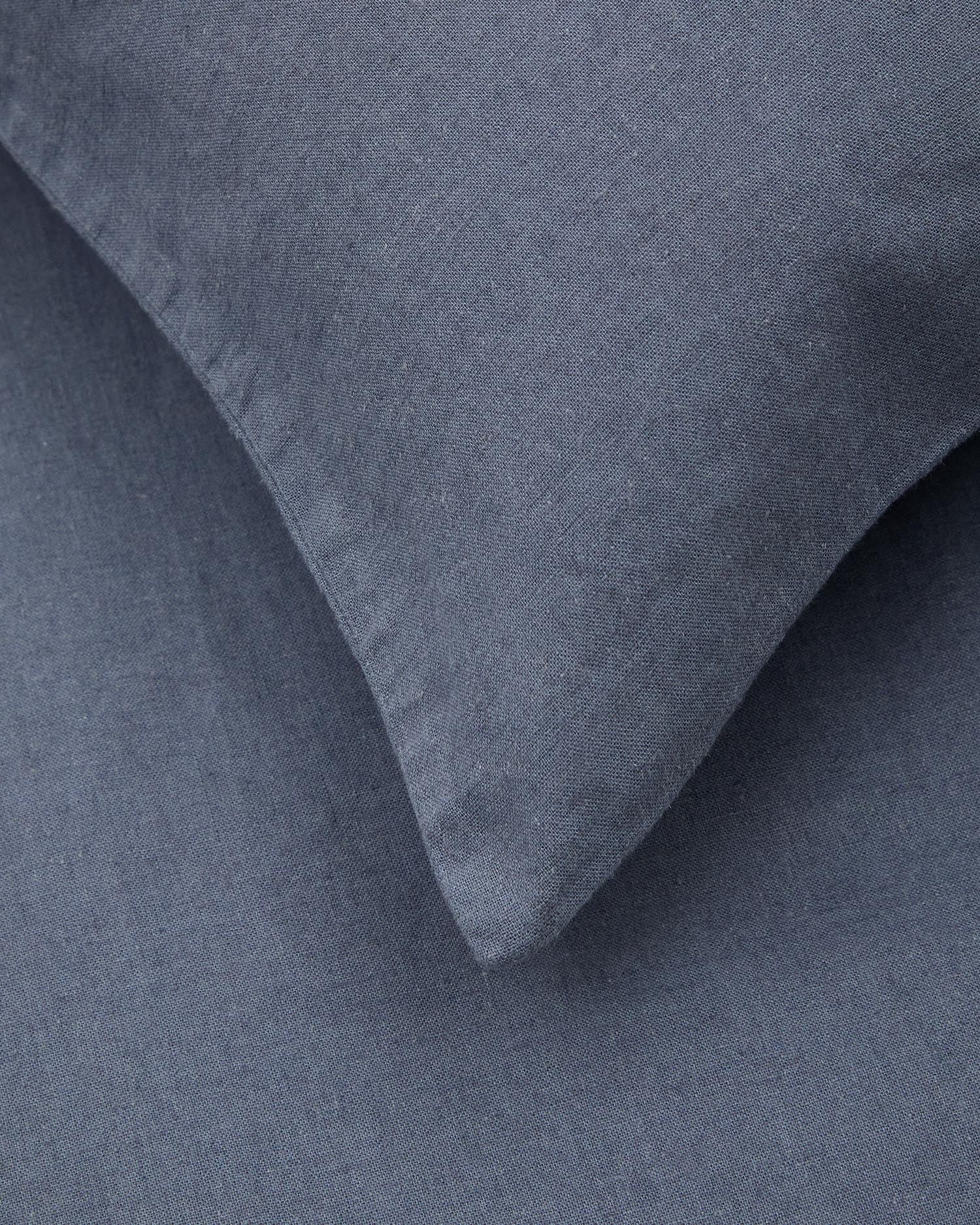 Hochwertiges Simmel Bettwäsche-Set aus Baumwolle und Leinen in stilvollem Blau, ideal für 90 cm Betten. Für besten Schlafkomfort und entspannende Nächte.