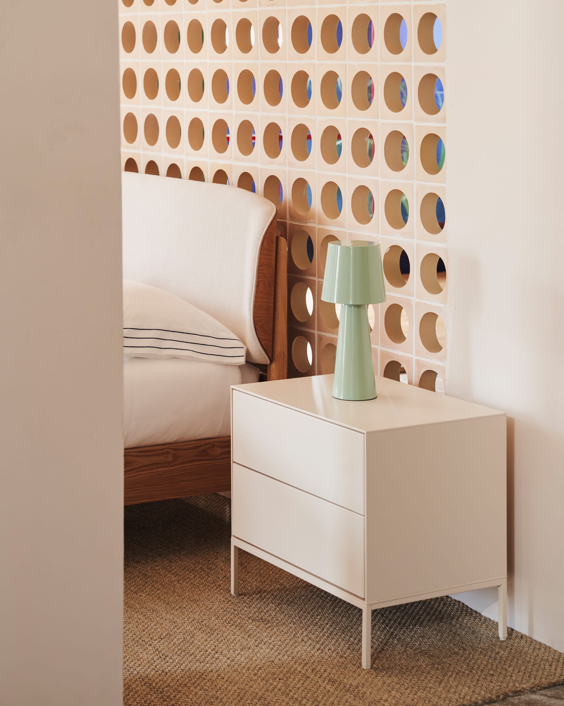 Eleganter Nachttisch Vedrana, 2 Schubladen, weiss lackiertes MDF, Masse 60x55 cm, modernes Design, praktisch und stilvoll, Kave Home.