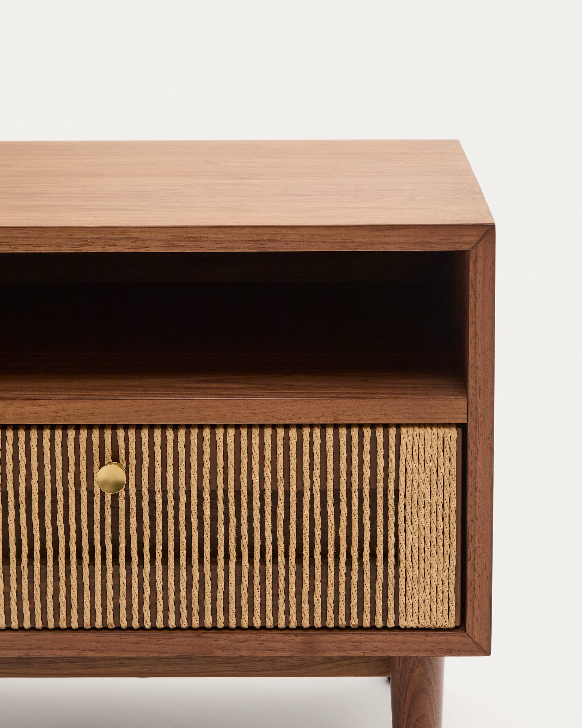 Eleganter Nachttisch Elan aus massivem Walnussholz und Furnier, 51x45 cm, mit einzigartigen Seildetails. Nachhaltig und stilvoll von Kave Home.