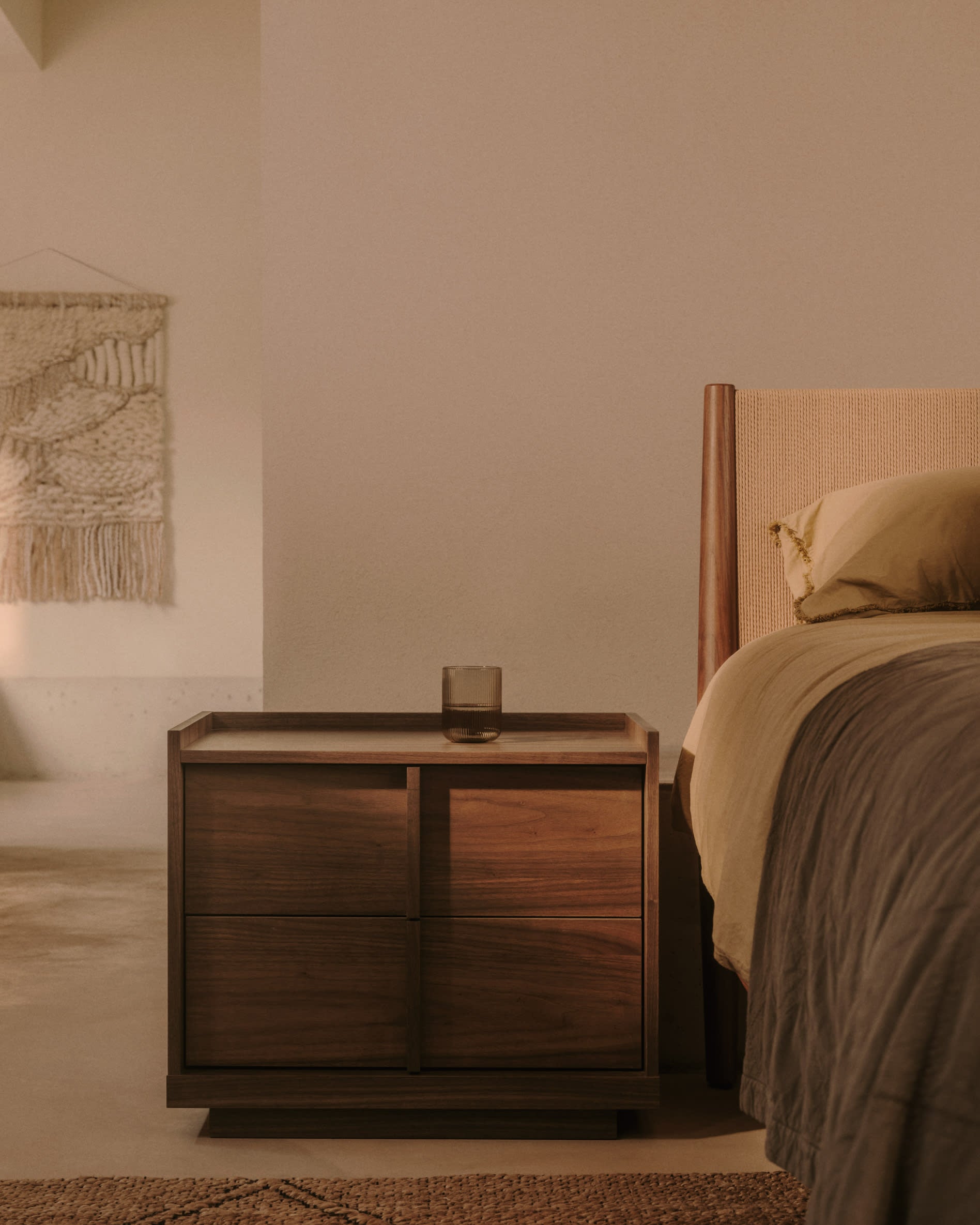 Eleganter Nachttisch Onix mit 2 Schubladen, Walnussfurnier, dunkles Finish, 60x47 cm, FSC-zertifiziert, von Kave Home.