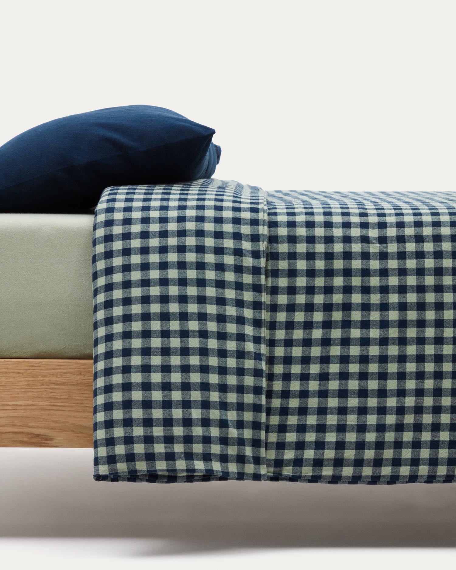 Yanil Bettwäscheset aus Bettdecken- und Kopfkissenbezug und Bettlaken 100% Baumwolle Karos in Grün präsentiert im Onlineshop von KAQTU Design AG. Bettwäsche ist von Kave Home