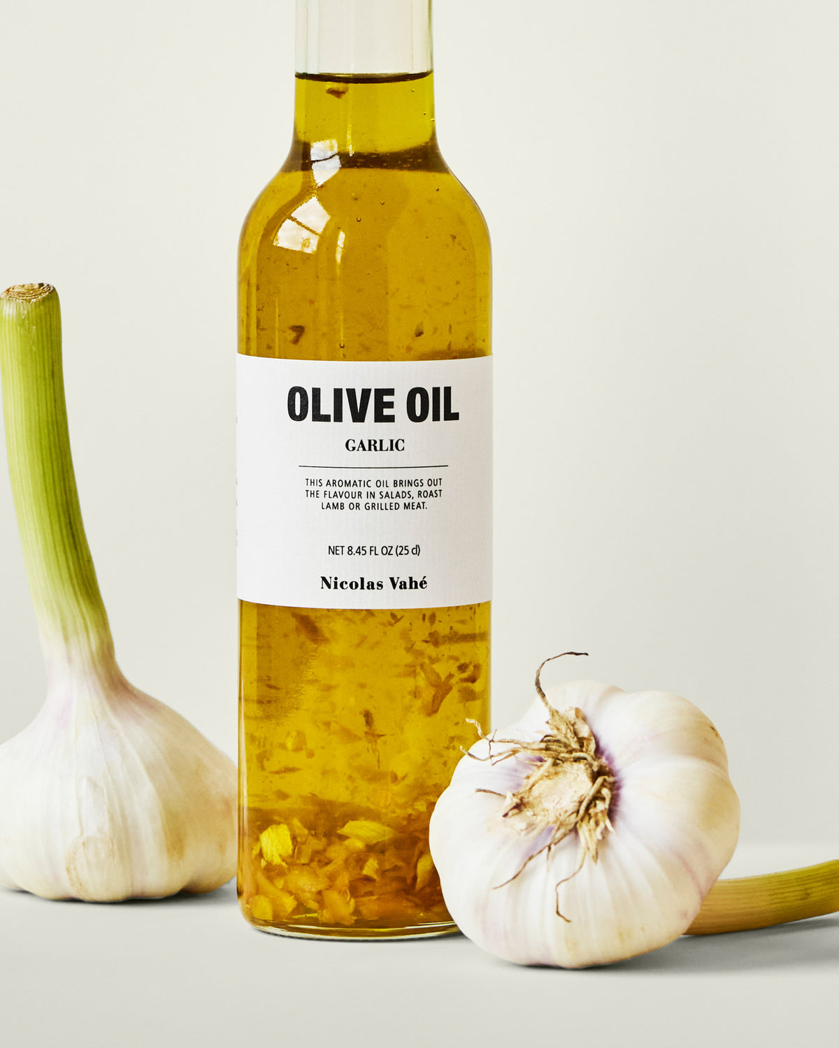 Olivenöl mit Knoblauch in präsentiert im Onlineshop von KAQTU Design AG. Lebensmittel ist von Nicolas Vahé