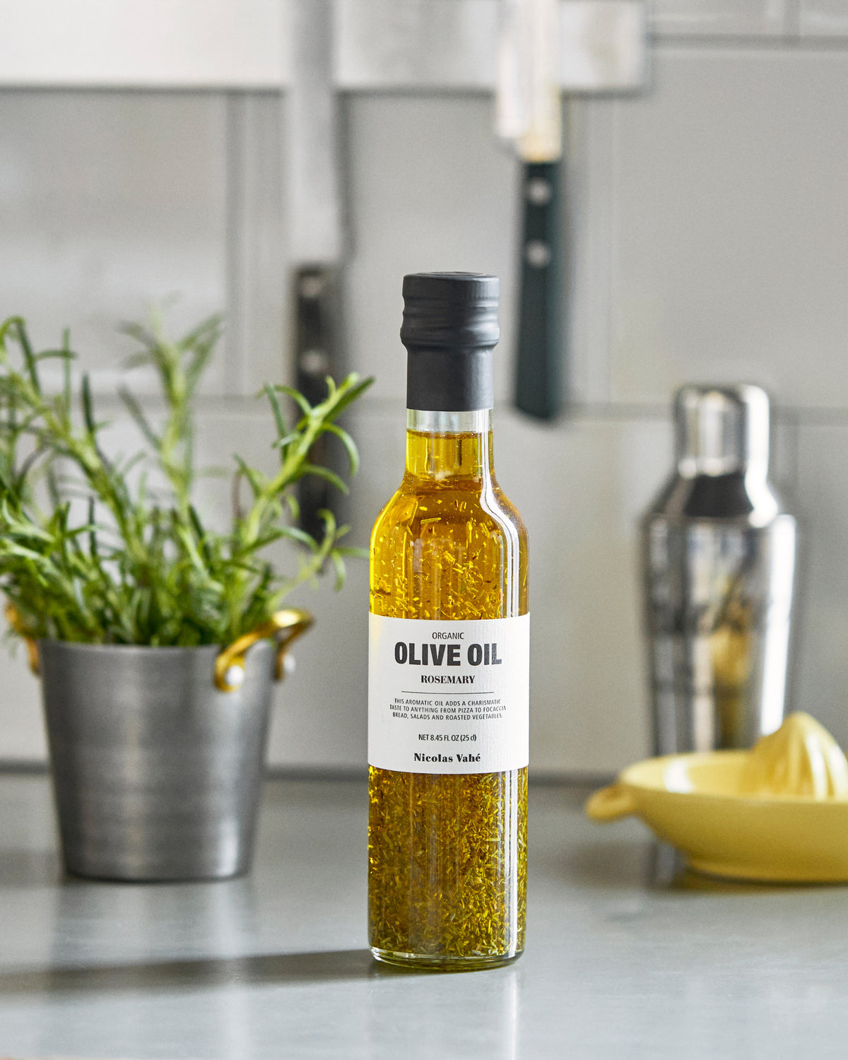 Organic Olivenöl mit rosemary in präsentiert im Onlineshop von KAQTU Design AG. Lebensmittel ist von Nicolas Vahé