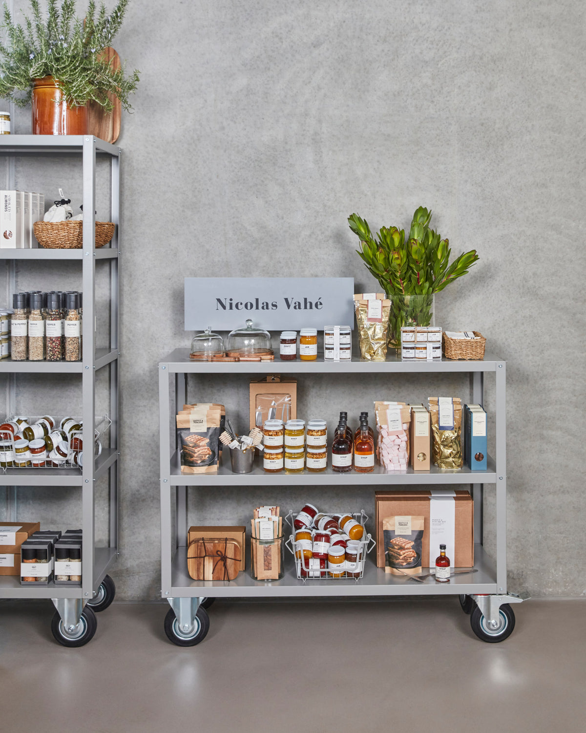 Regal mit 4 Rollen, NVTrolley, Grau in Grau präsentiert im Onlineshop von KAQTU Design AG. Servierwagen ist von Nicolas Vahé