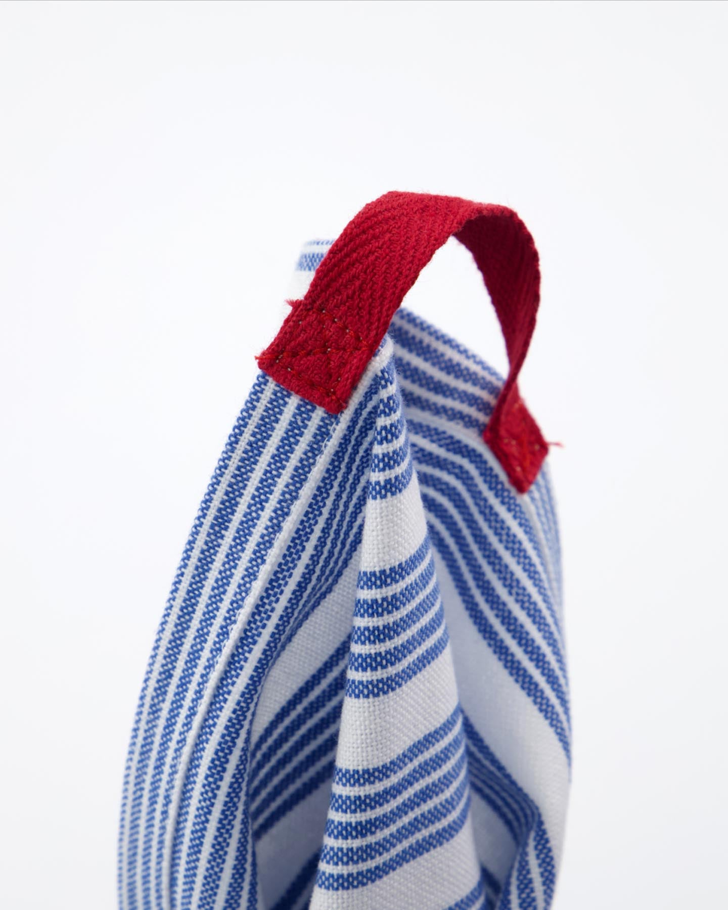 Verleihen Sie Ihrer Küche mit den stilvollen Geschirrhandtüchern NVChef von Nicolas Vahé in Blau-Weiß einen Hauch von Eleganz. Hergestellt aus 100 % OEKO-TEX-Baumwolle, bieten sie Saugfähigkeit und Langlebigkeit.