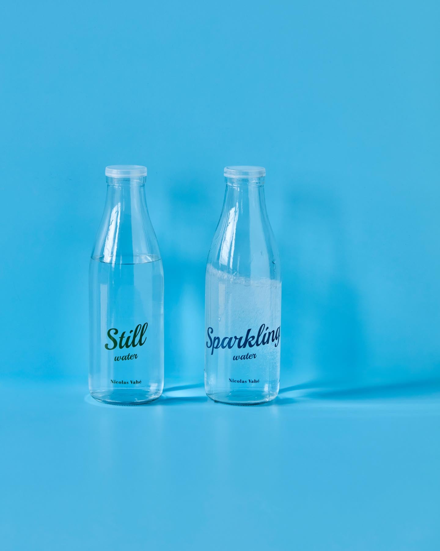 Entdecken Sie die stilvollen NVWater Flaschen von Nicolas Vahé – ideal für jeden Anlass und ein elegantes Highlight auf Ihrem Tisch.