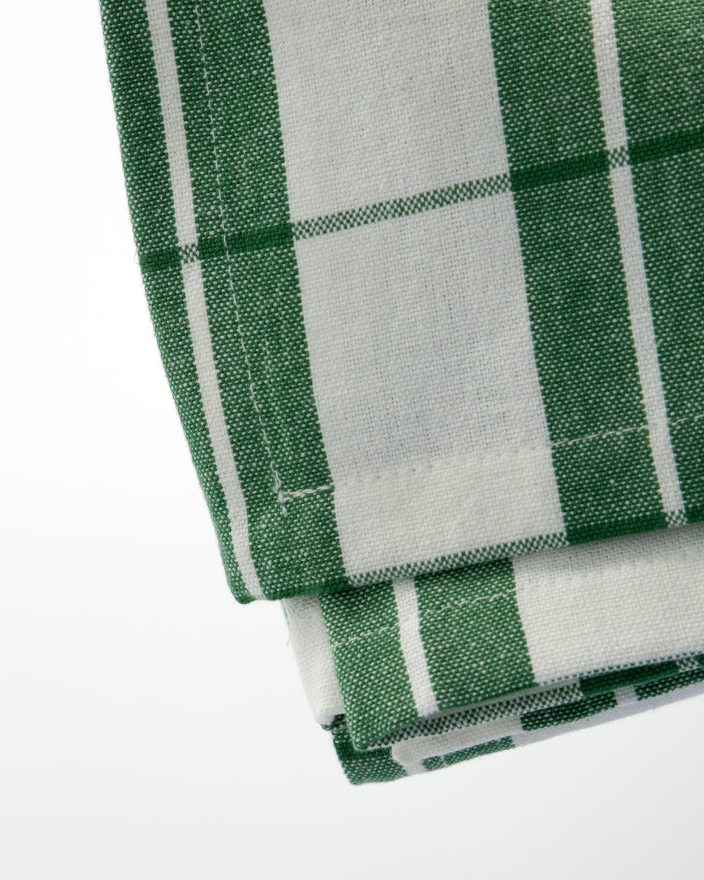 Verleihen Sie Ihrem Esstisch mit der grünen Tischdecke NVChef von Nicolas Vahé einen Hauch skandinavischer Eleganz und Gemütlichkeit.
