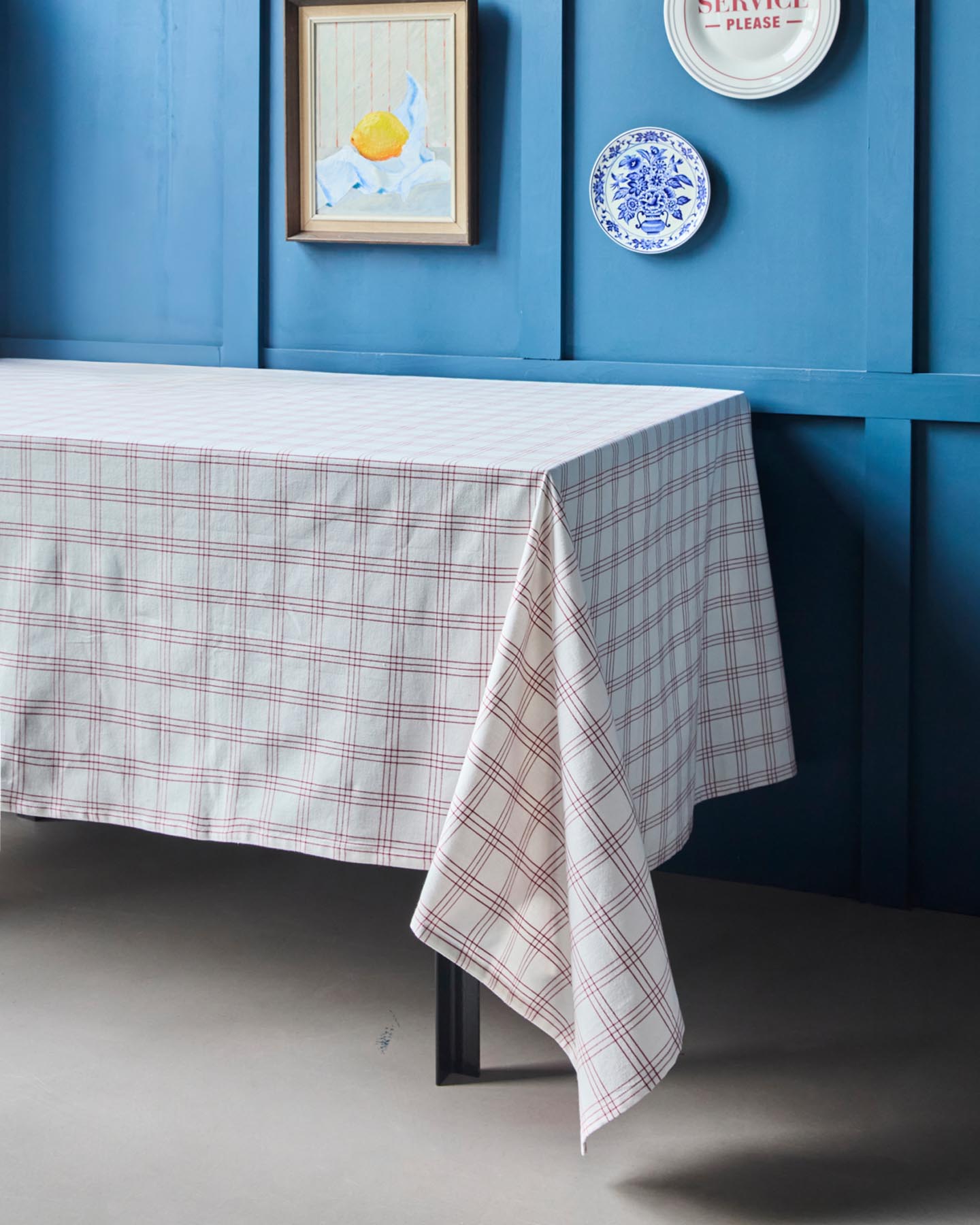 Verleihen Sie Ihrem Esstisch mit der roten Tischdecke NVChef von Nicolas Vahé eine einladende Atmosphäre. Hochwertige Baumwolle und klassisches Karomuster sorgen für stilvolle Gemütlichkeit.