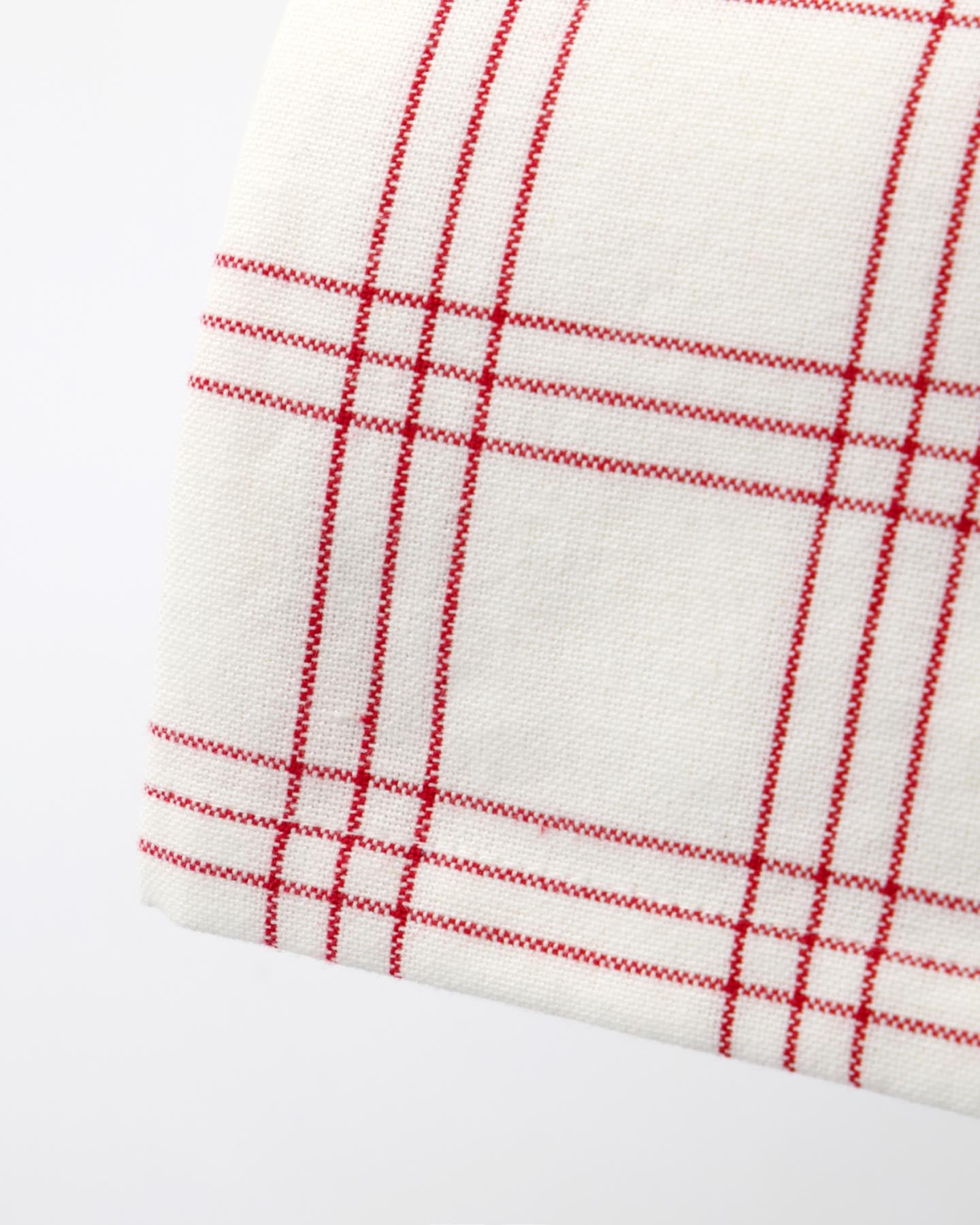 Gestalten Sie Ihren Esstisch mit der roten NVChef Tischdecke von Nicolas Vahé. Das zeitlose Karomuster und die weiche Baumwolle schaffen eine warme, einladende Stimmung.