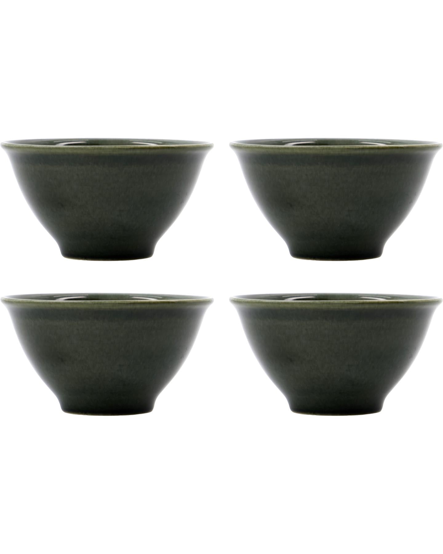 Verleihen Sie Ihrem Esstisch mit den stilvollen, grünen Schalen von Nicolas Vahé einen Hauch von Eleganz. Perfekt für jede Gelegenheit!