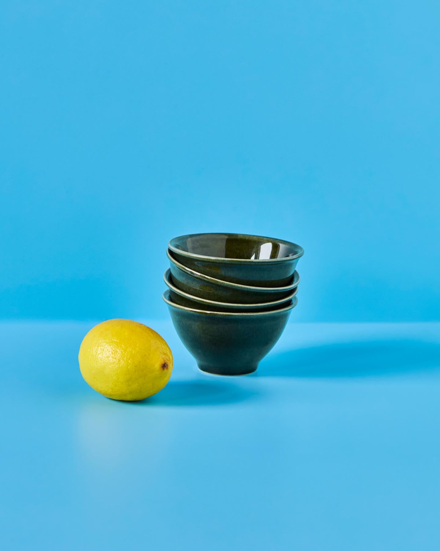 Entdecken Sie die eleganten, grünen Schalen von Nicolas Vahé – ein Set aus 4, ideal für stilvolle Tischarrangements und vielseitige Anlässe.