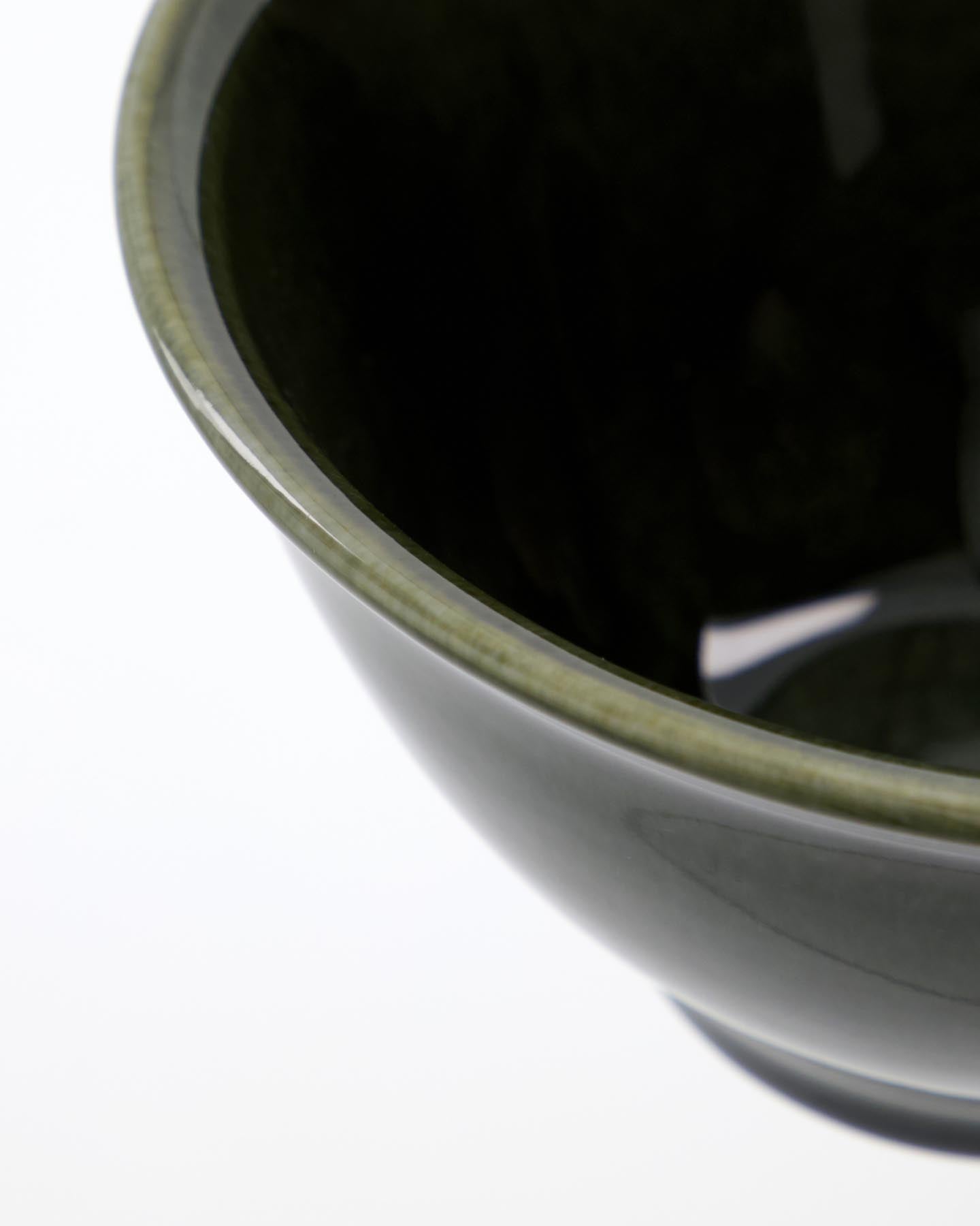 Entdecken Sie die eleganten, grünen Schalen von Nicolas Vahé im praktischen Set aus 4. Ideal für jeden Anlass und ein echter Blickfang auf Ihrem Tisch.