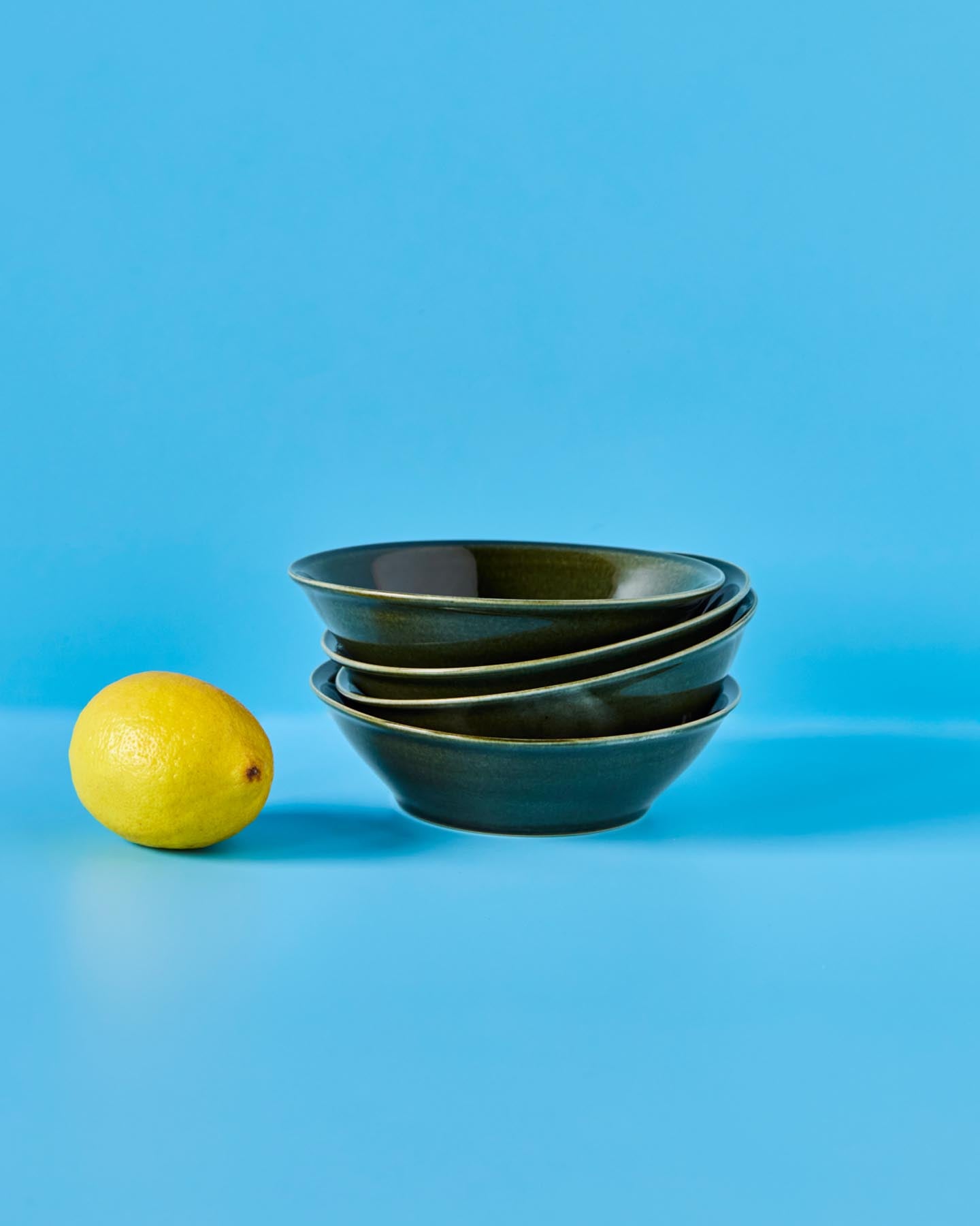 Entdecken Sie die eleganten grünen Schalen von Nicolas Vahé – ein Set aus 4, ideal für stilvolle Tischarrangements und vielseitige Anlässe.