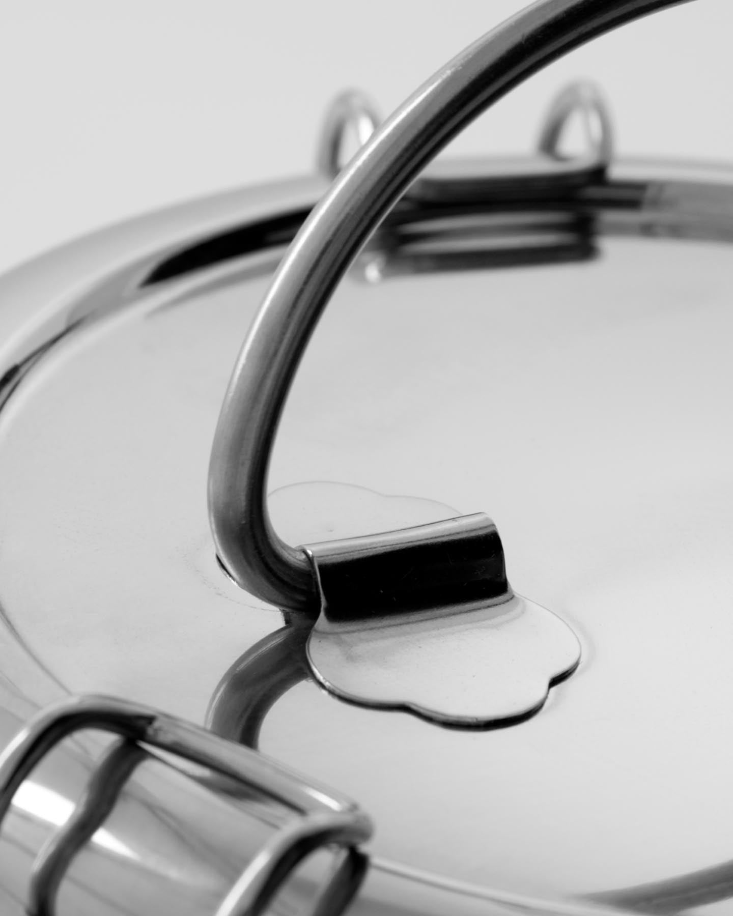 Eleganter NVContainer von Nicolas Vahé im edlen Silber-Finish – ideal für stilvolle Aufbewahrung und Transport Ihrer Speisen.