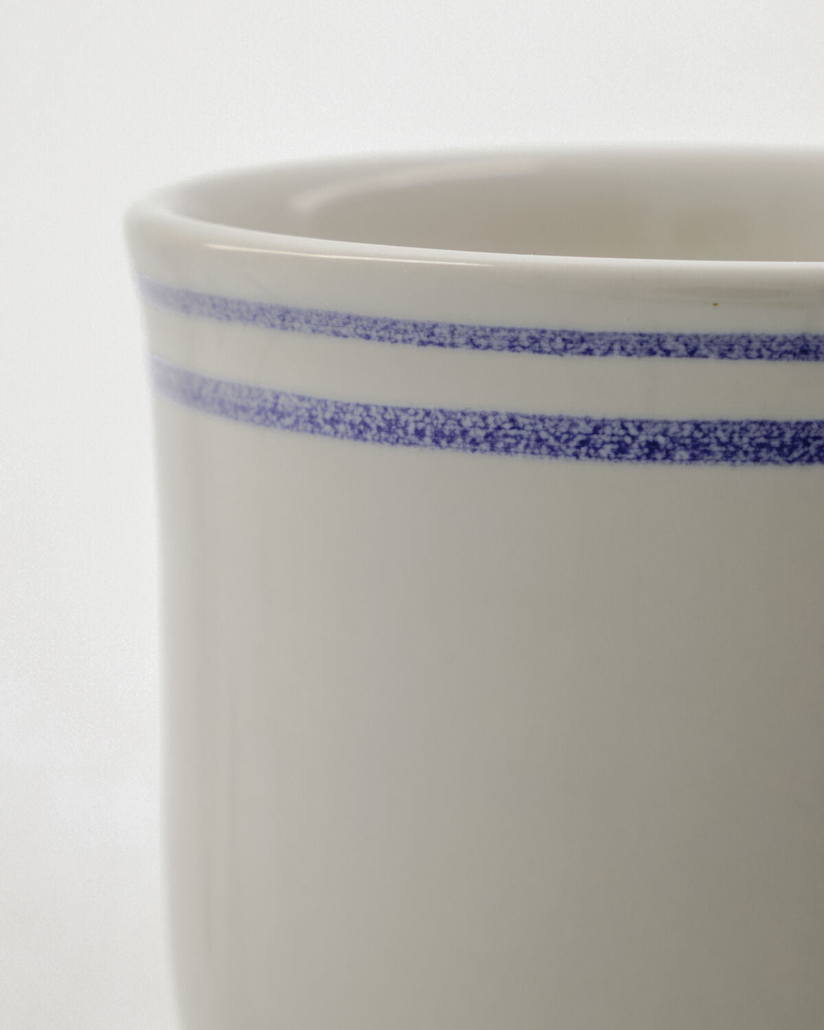 Stilvolle Tasse in Blau und Weiß aus der NVBistro-Kollektion von Nicolas Vahé, perfekt für den täglichen Genuss von Kaffee oder Tee.