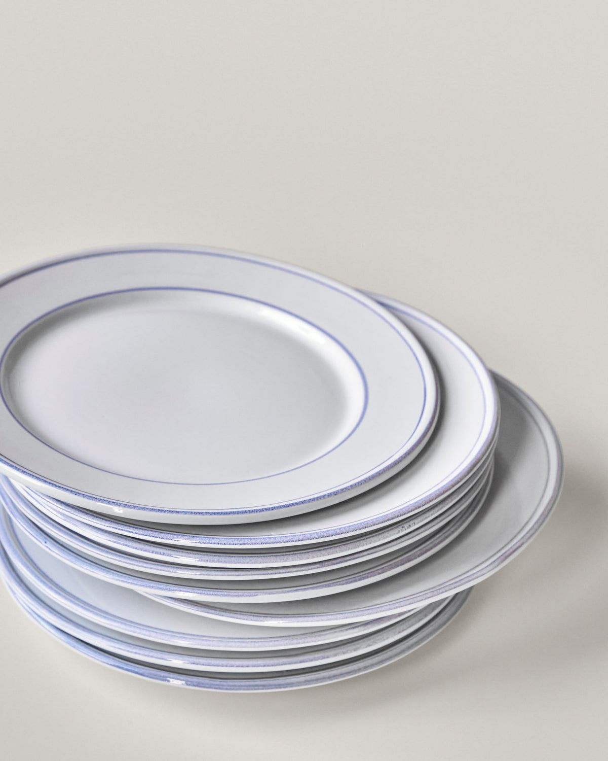 Zwei Steingut-Teller NVBistro in Blau und Weiss mit blauem Rand, runde Form