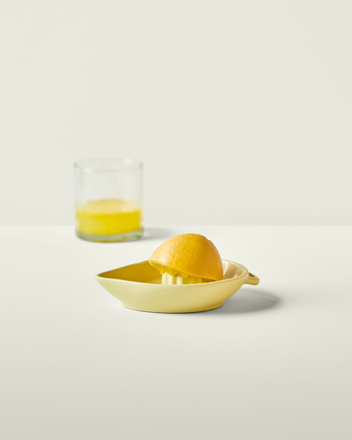 Helle, gelbe Zitruspresse NVCitrus von Nicolas Vahé, ideal zum Auspressen von Zitrusfrüchten, stilvolles Design für jede Küche.